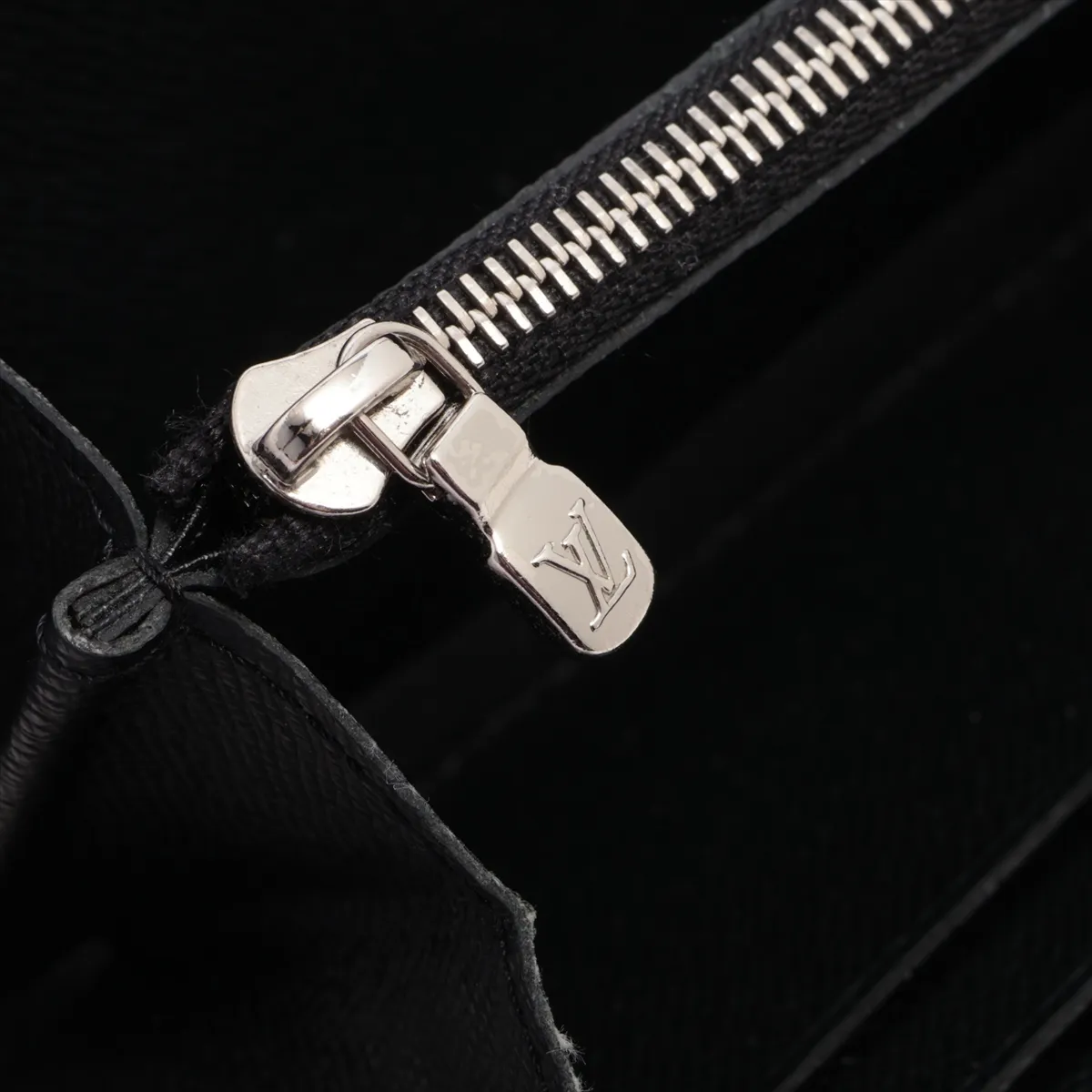 Epi Portefeuille Clemence M60915 UB4219 Black Round Zip Wallet — view 9