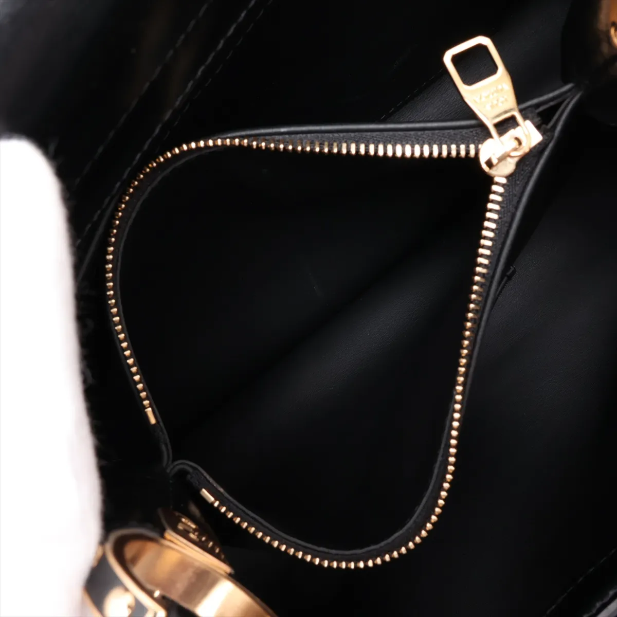 LV logo x leather Capucines MM - Black (RFID detected) — view 11