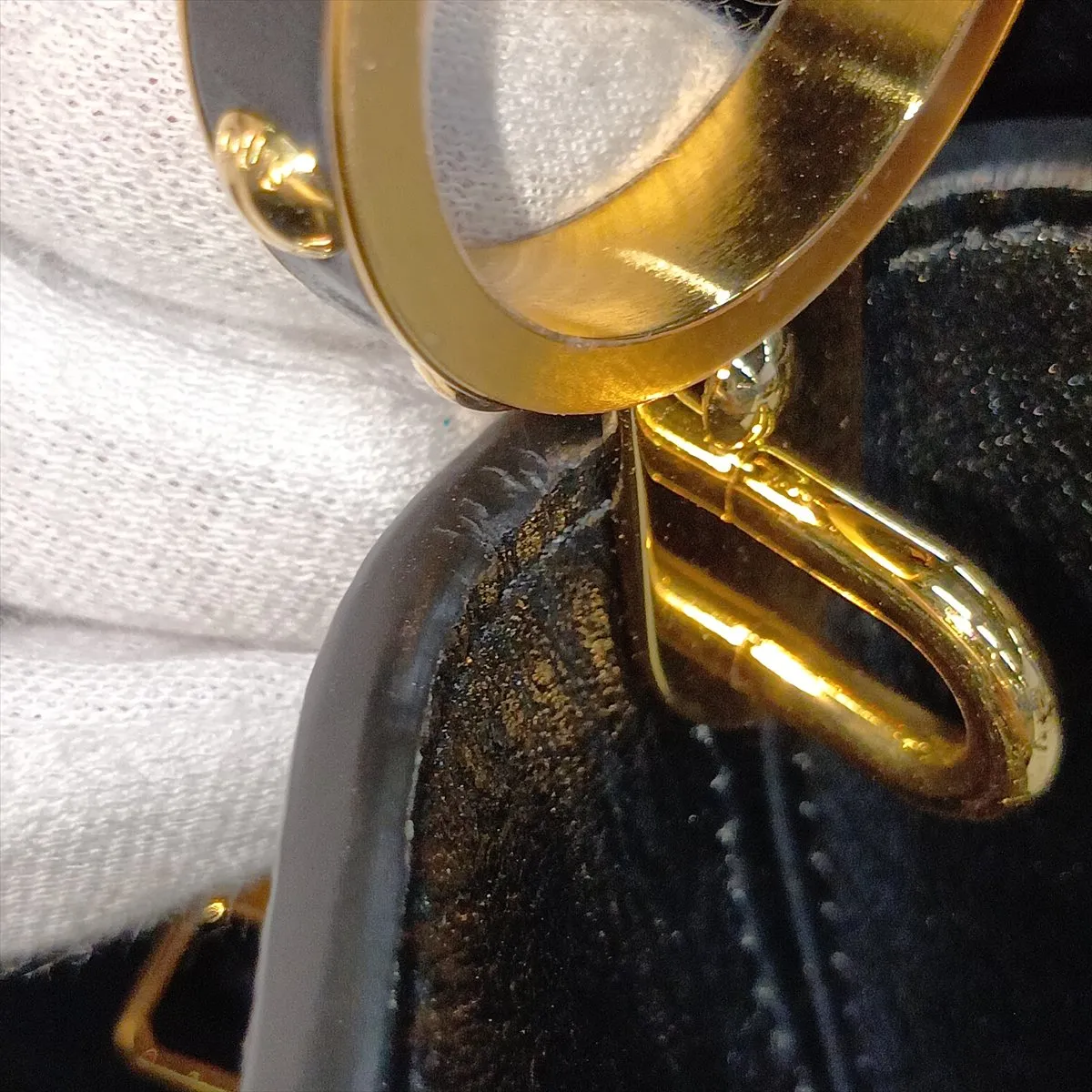 LV logo x leather Capucines MM - Black (RFID detected) — view 14