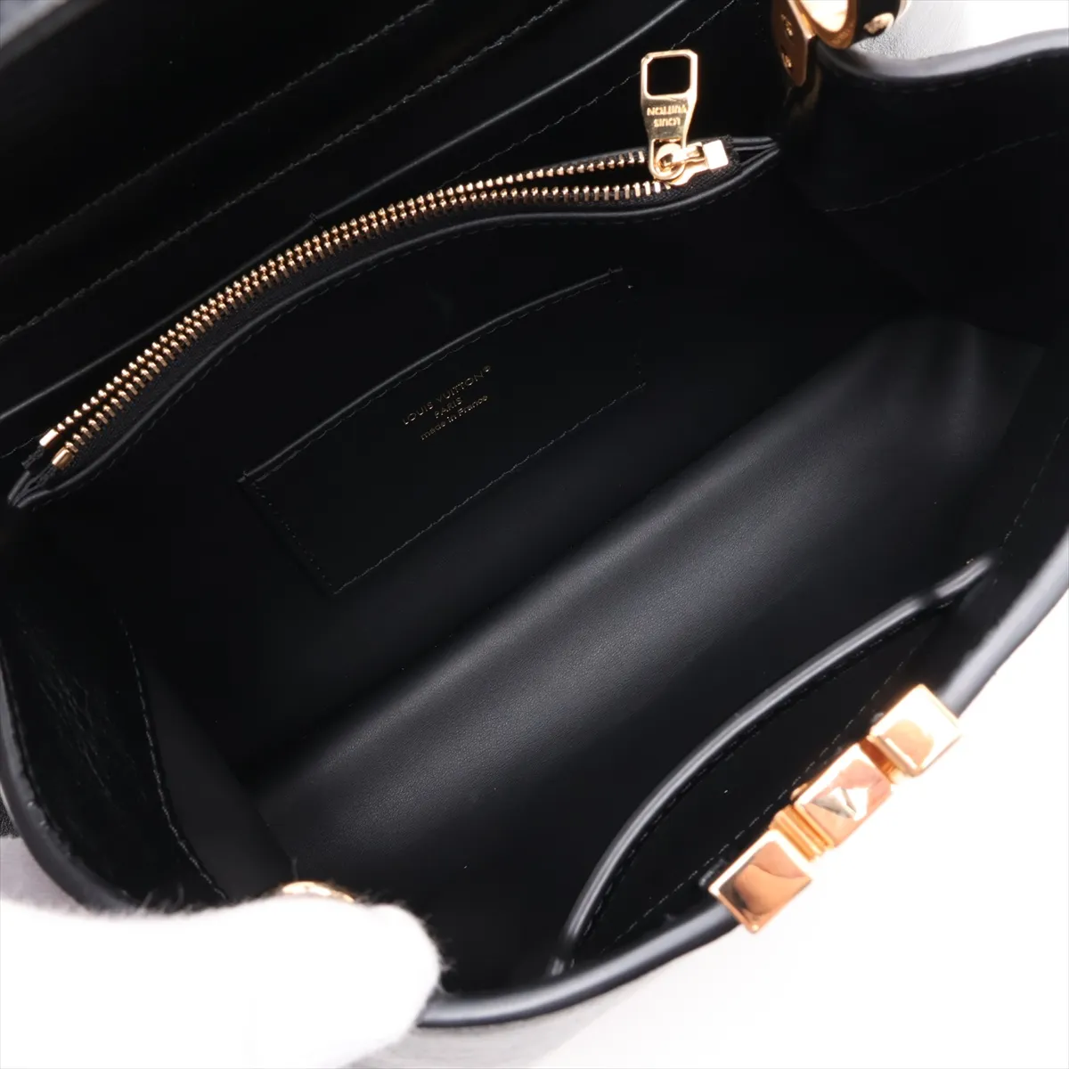 LV logo x leather Capucines MM - Black (RFID detected) — view 9