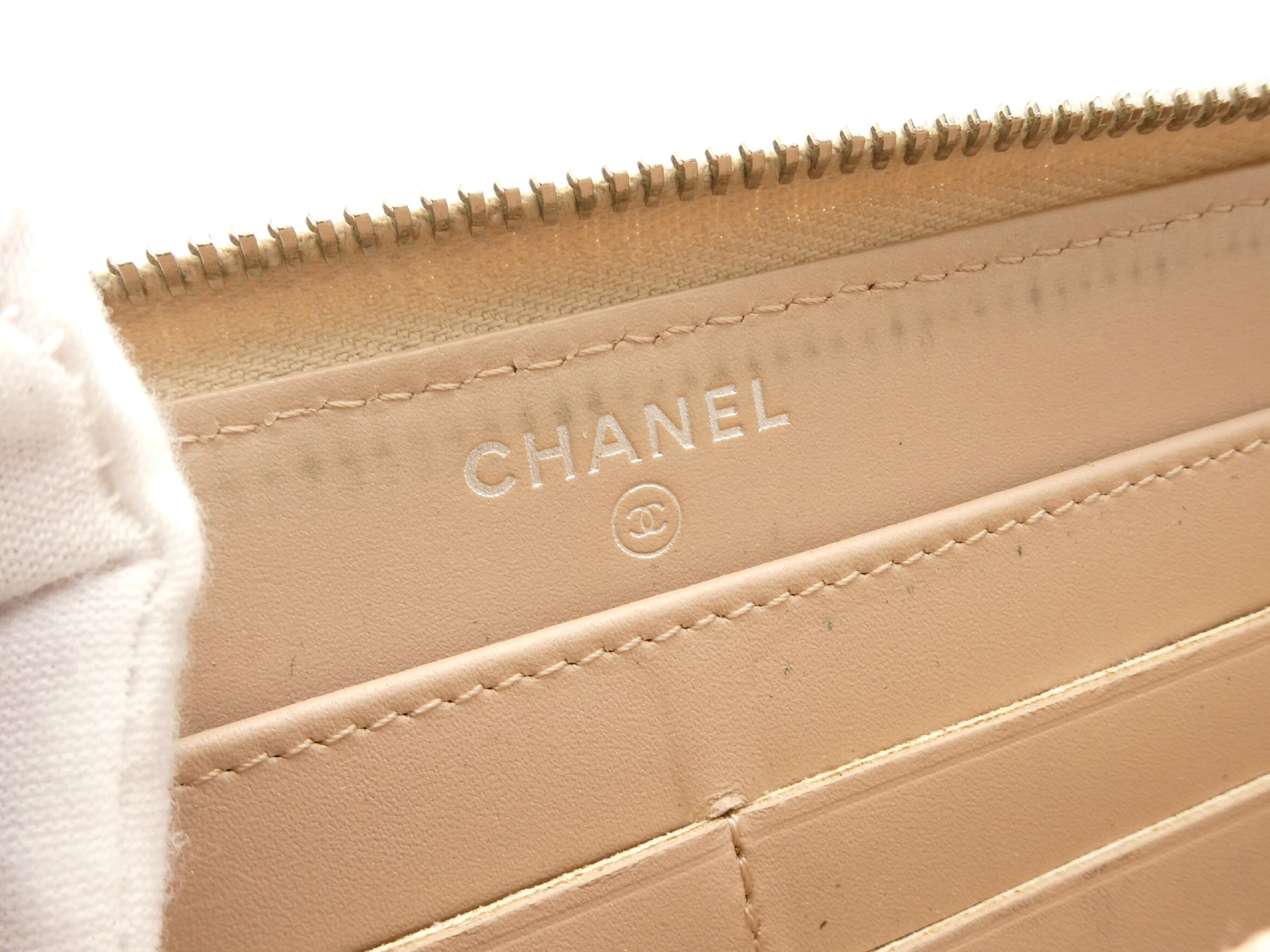 Matelassé Coco Mark Caviar Skin Round Zip Wallet — view 9