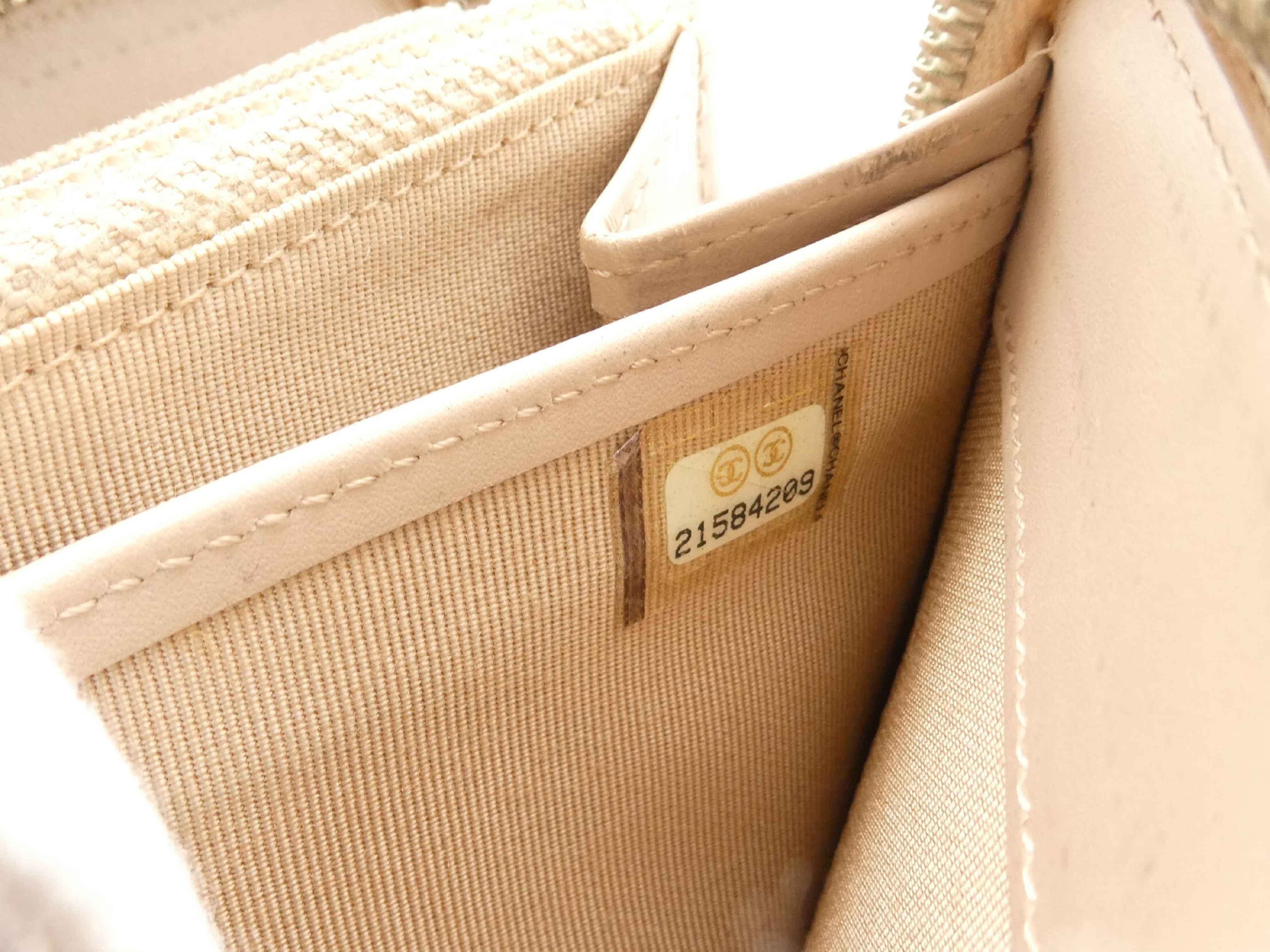 Matelassé Coco Mark Caviar Skin Round Zip Wallet — view 10