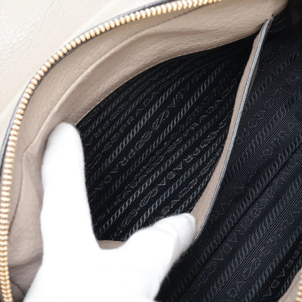 Vitello Daino Leather Shoulder Bag, Gray — view 7