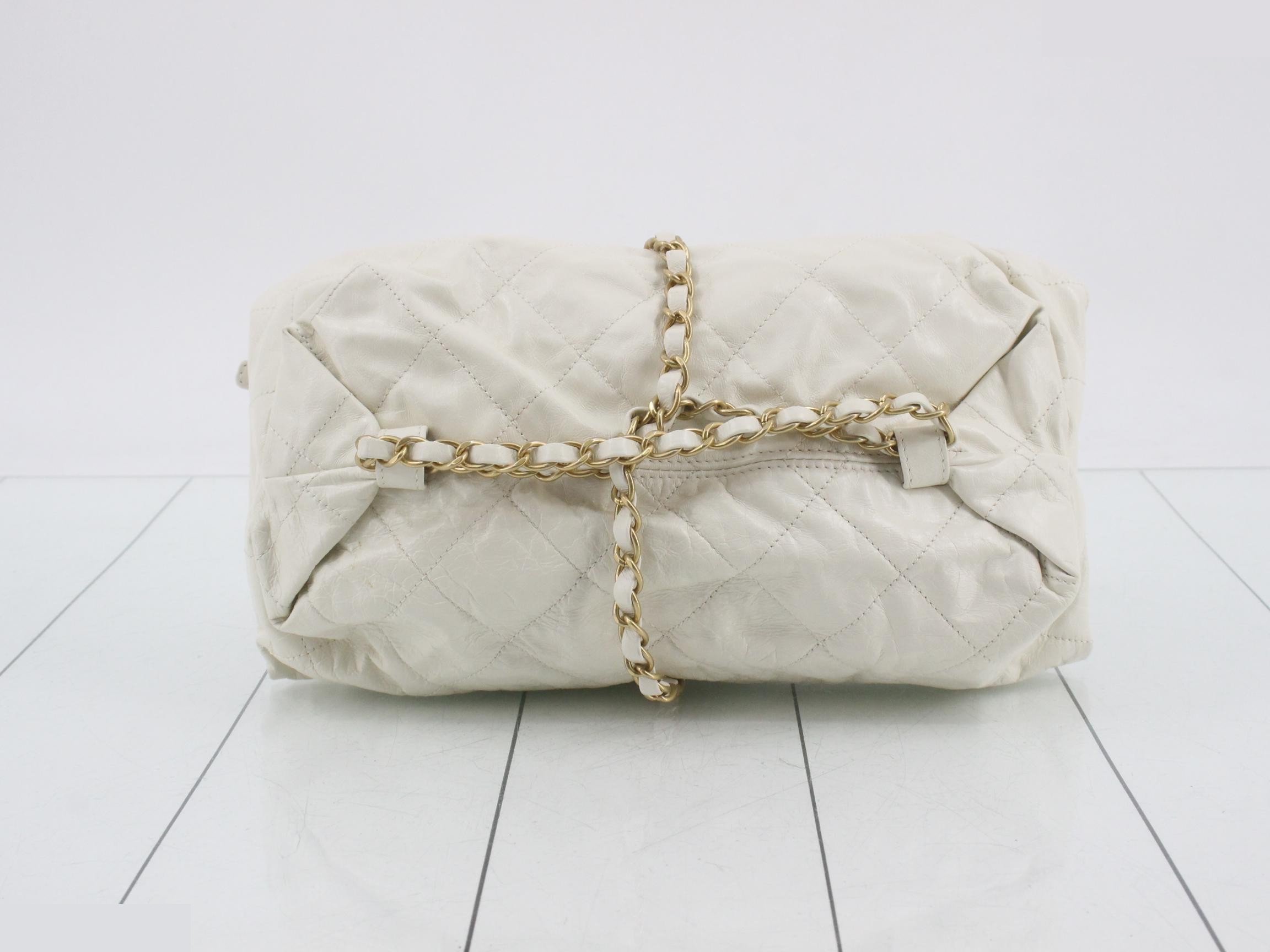 Chain shoulder bag, 2-way hand clutch, calfskin, white, item number 16. — view 2