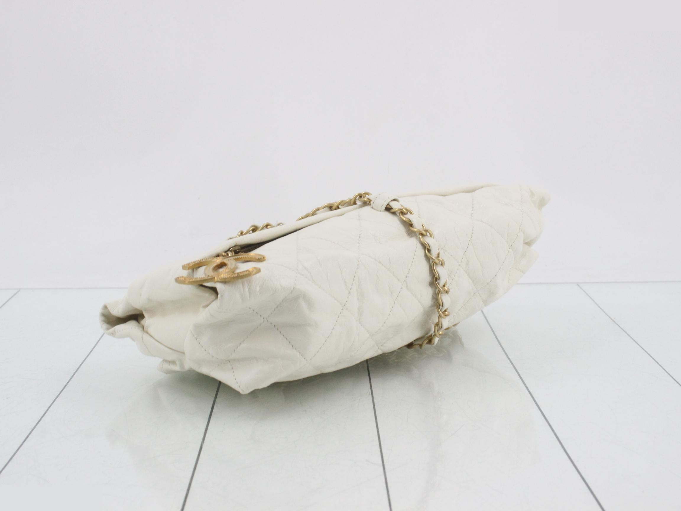 Chain shoulder bag, 2-way hand clutch, calfskin, white, item number 16. — view 5