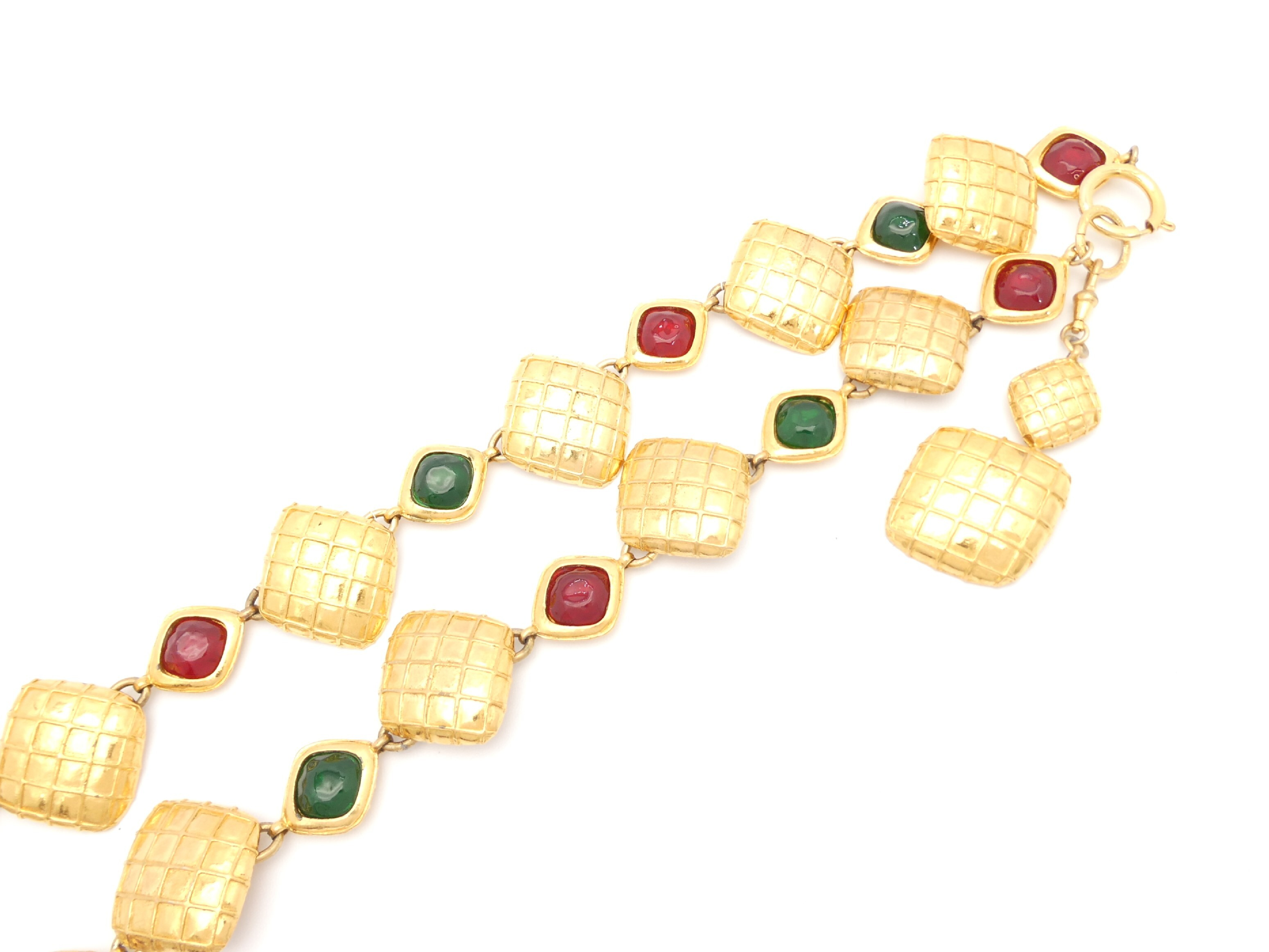 Matelassé Diamond-Shaped Gold Necklace — view 4
