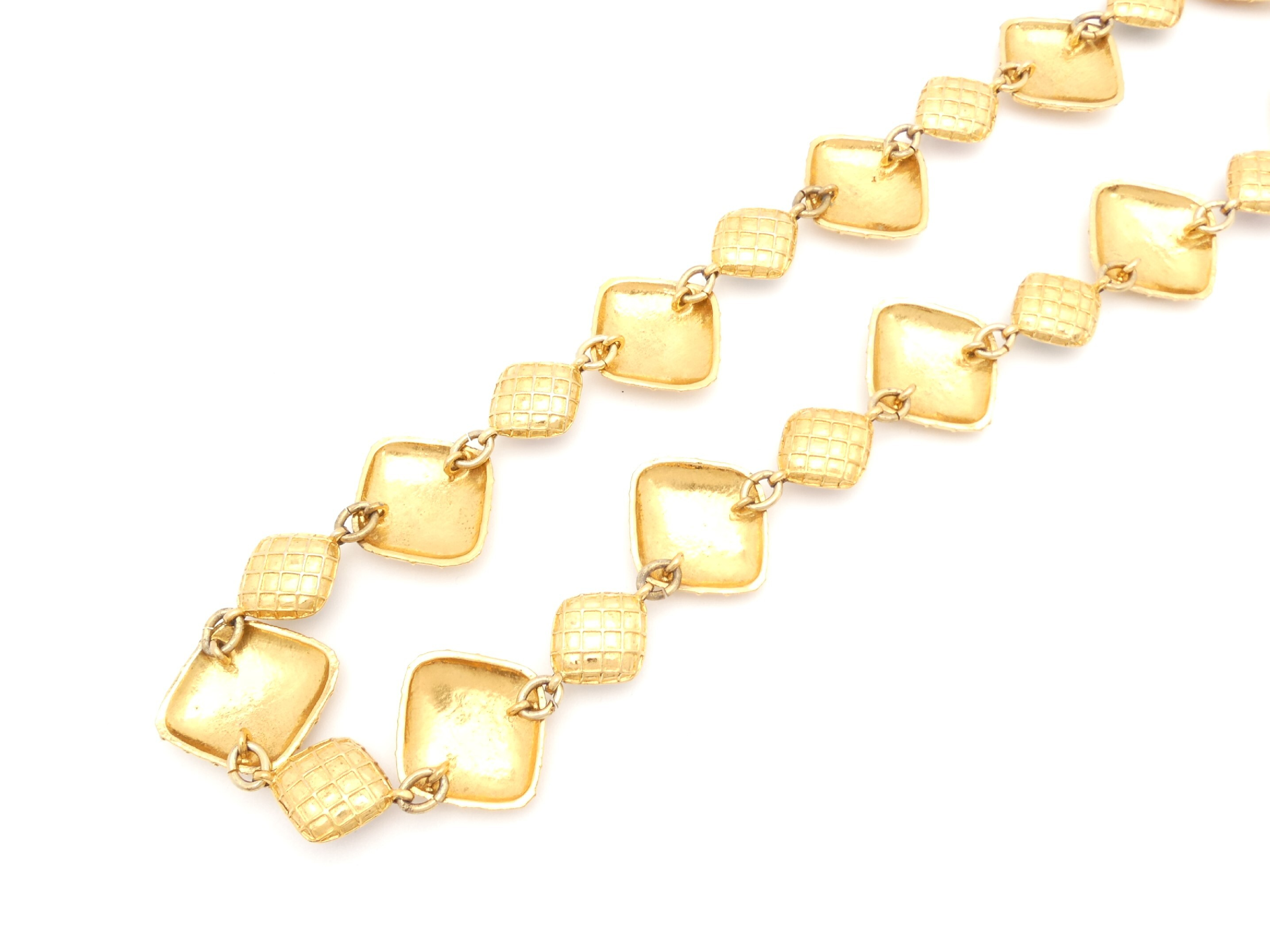 Matelassé Diamond-Shaped Gold Necklace — view 6