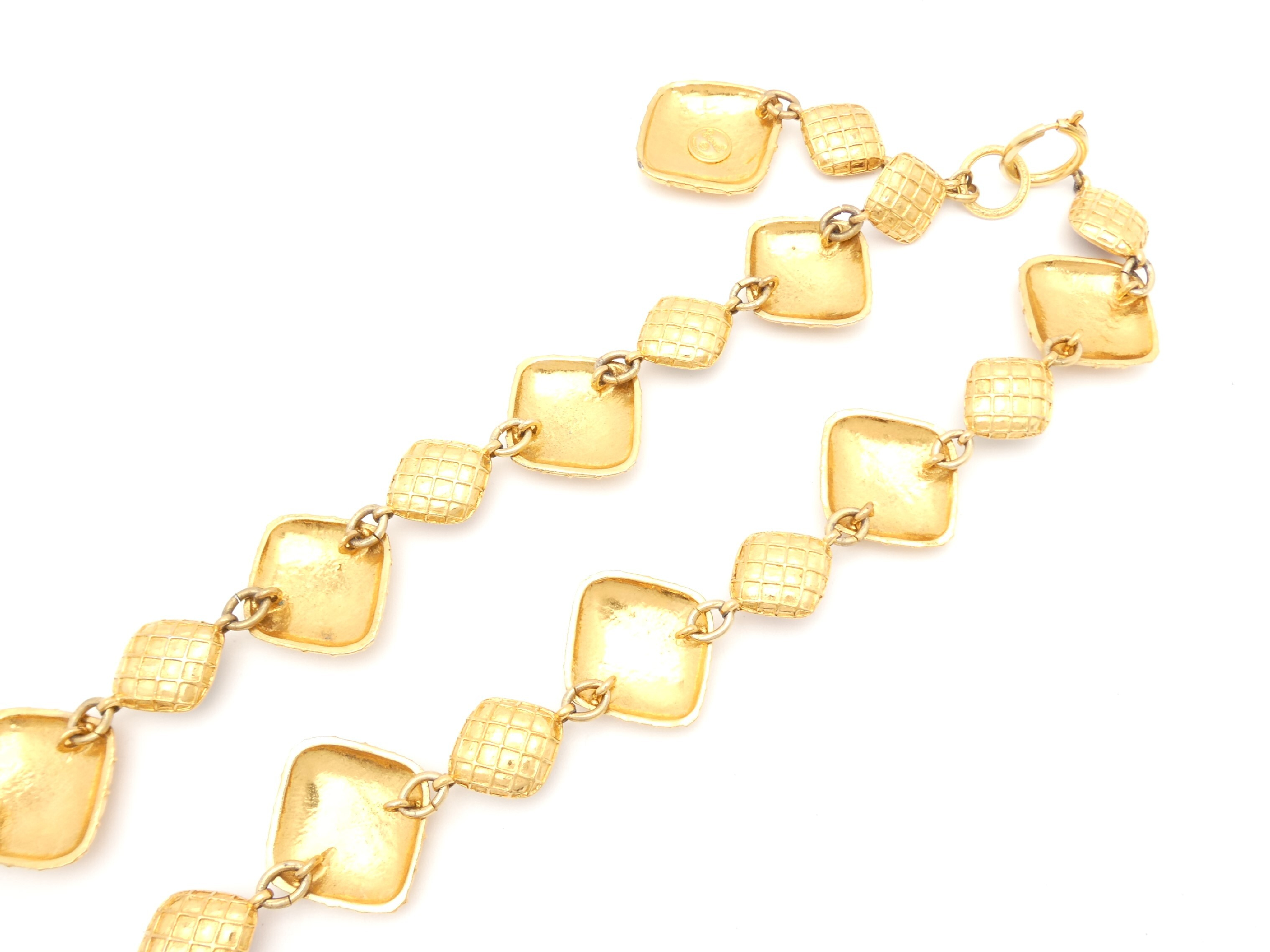 Matelassé Diamond-Shaped Gold Necklace — view 7