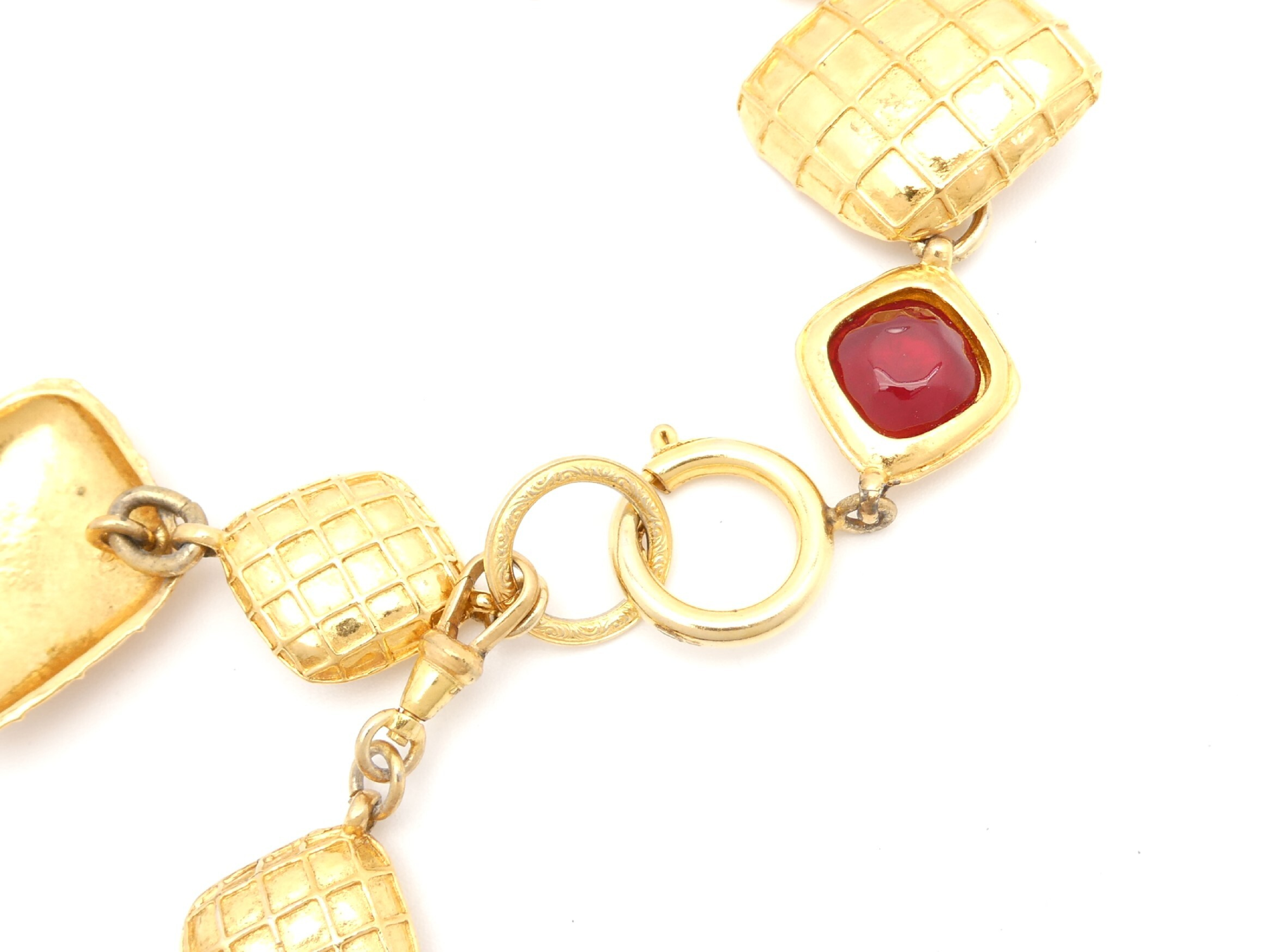 Matelassé Diamond-Shaped Gold Necklace — view 8