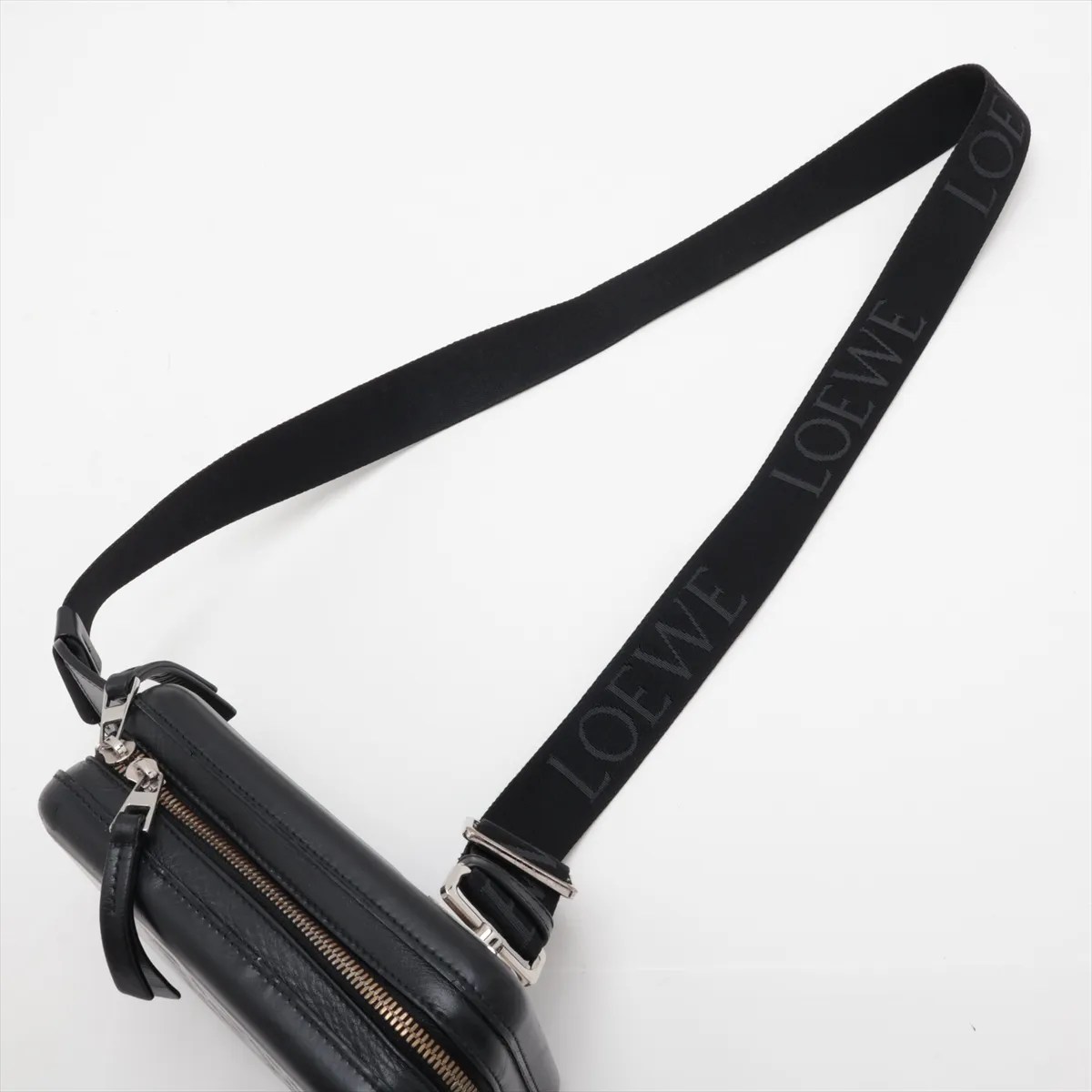 Molded Sling Bag Leather Body Bag Black — view 5
