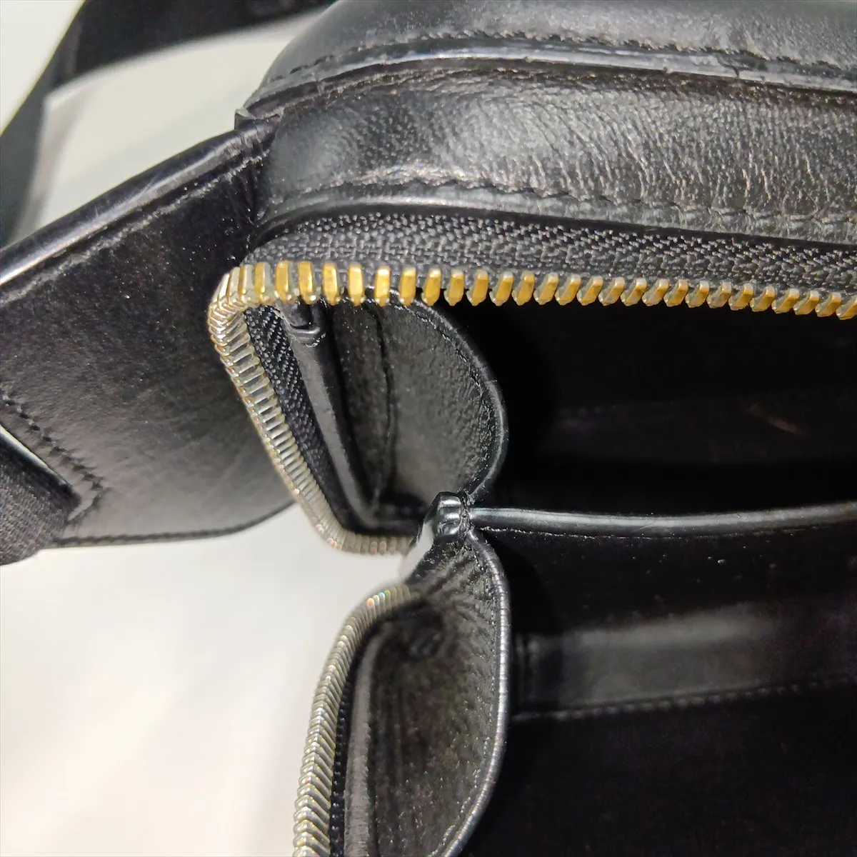 Molded Sling Bag Leather Body Bag Black — view 9