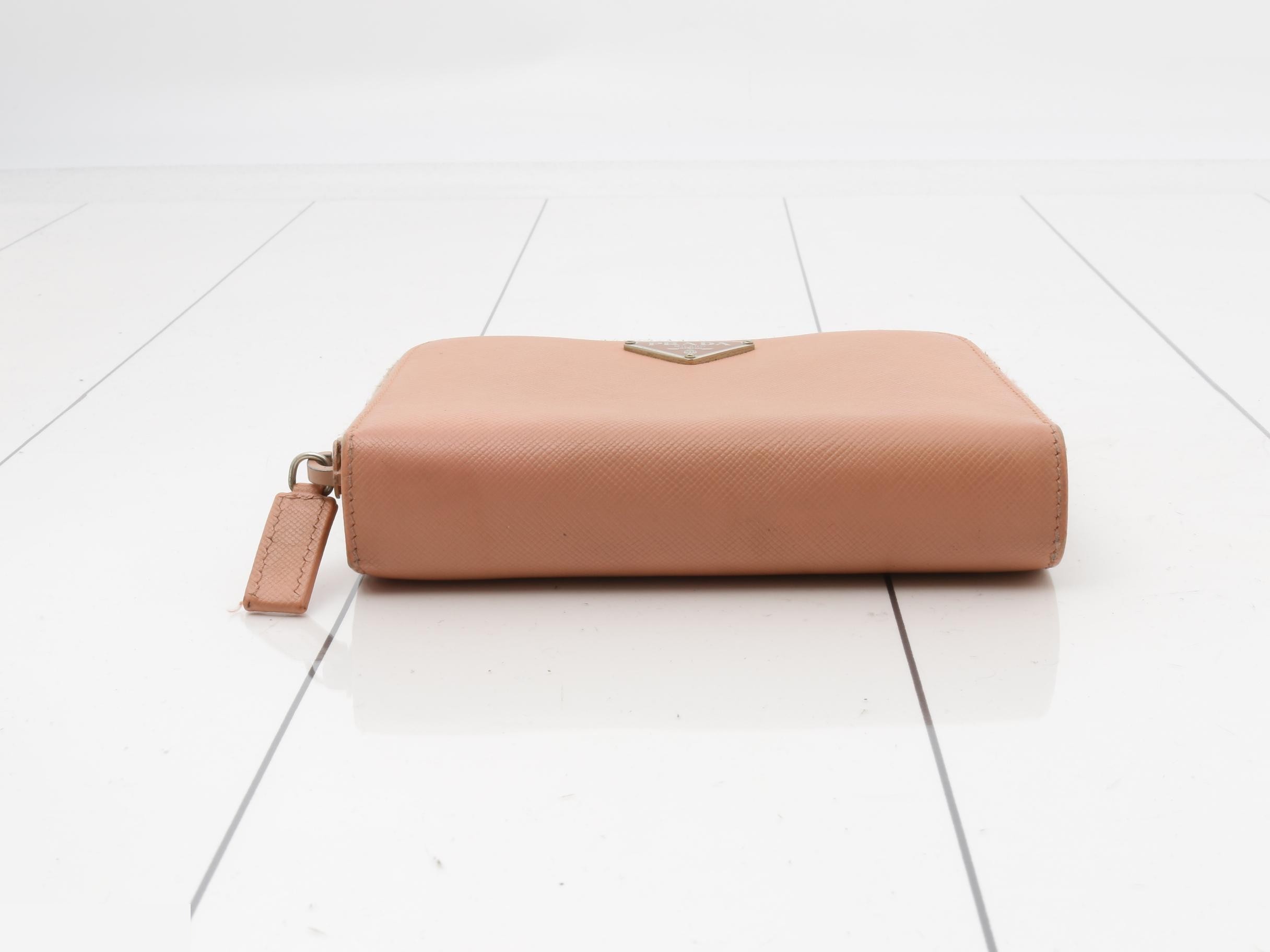 Saffiano round zipper bifold wallet, leather/pink — view 3