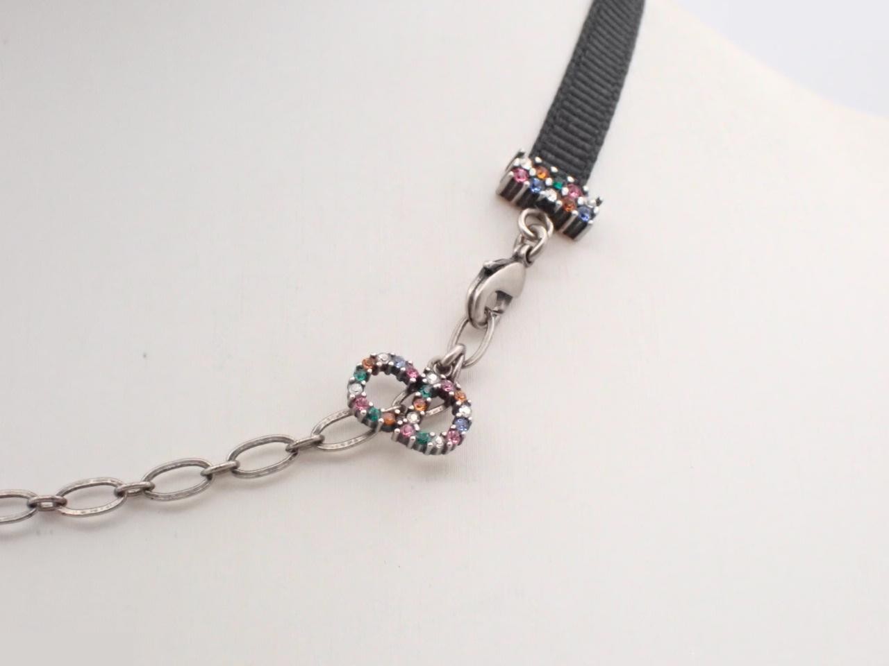 Other lines: Precious metal necklaces and pendants, total length approximately 47 cm. — view 2