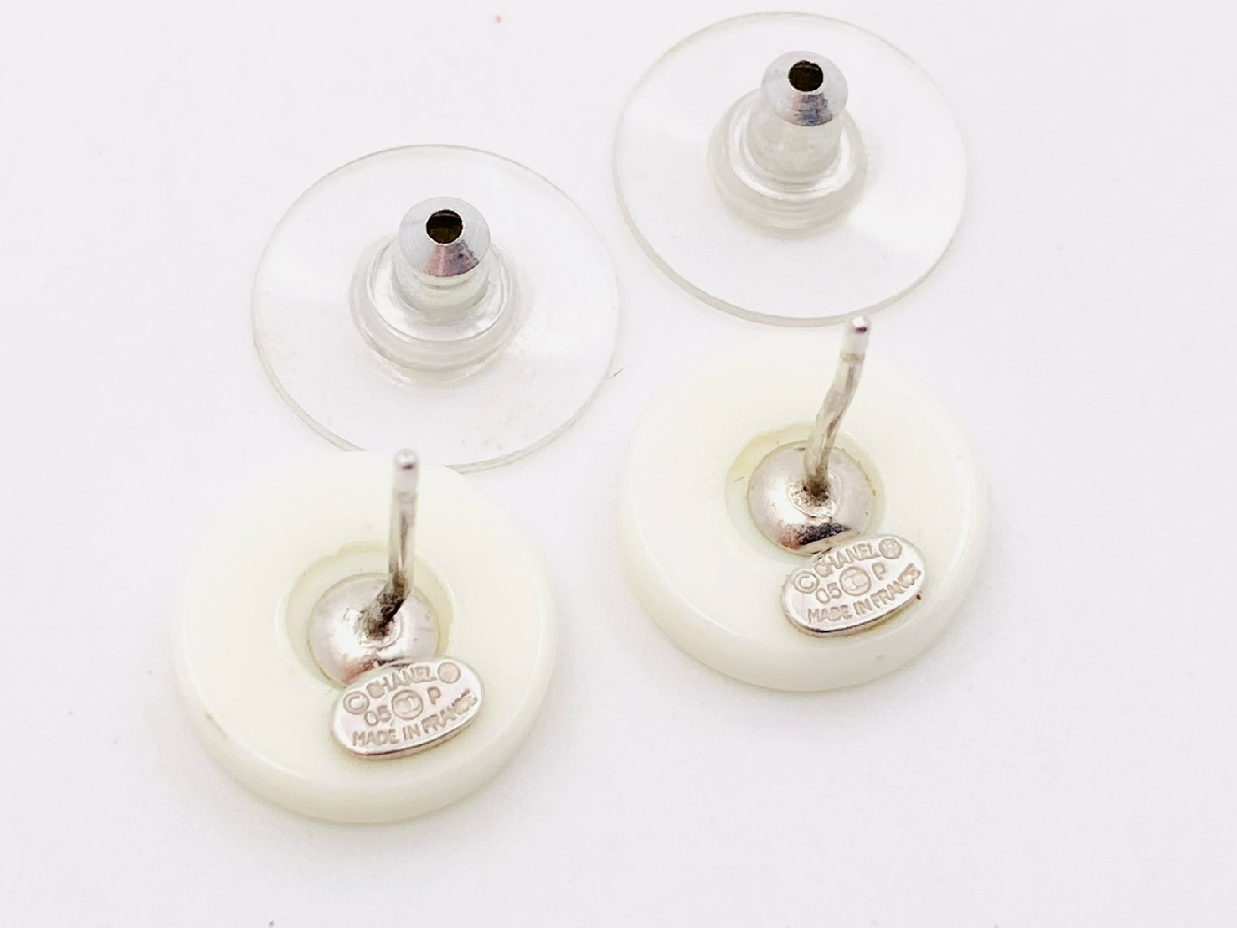 Coco Mark Round Earrings 05P Resin Plastic White x Black Earrings — view 3