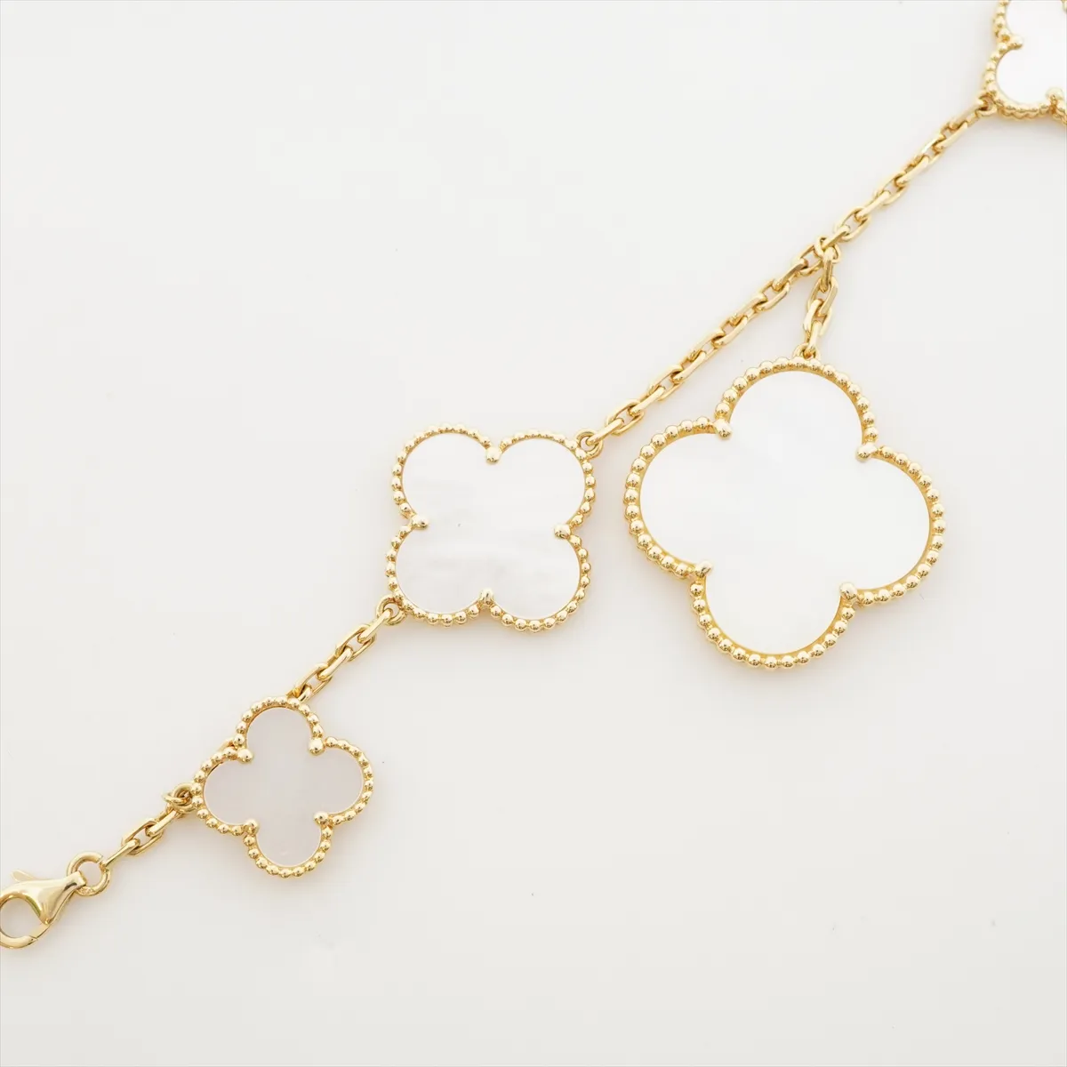 Magic Alhambra 5P Shell Bracelet 750 (Yellow Gold) 17.5g JE118466 — view 2