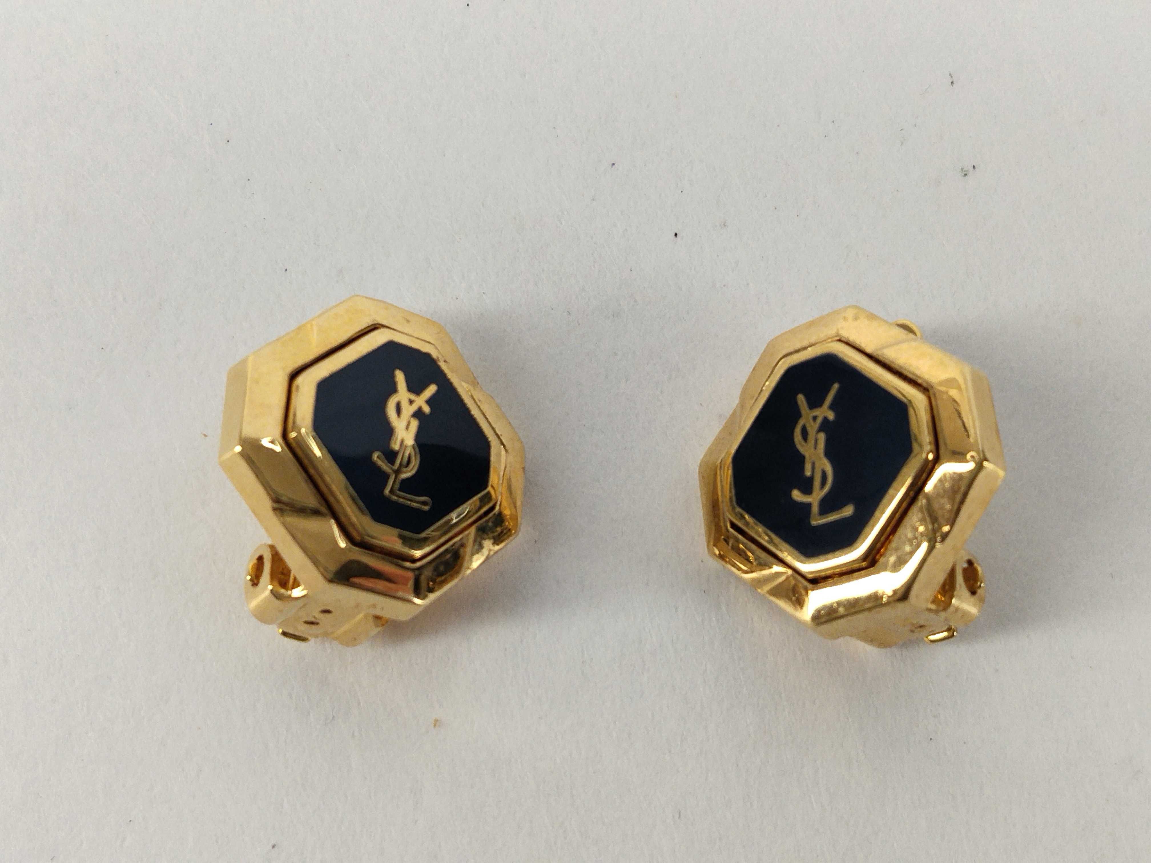 logo Cassandra octagonal black and gold earrings.