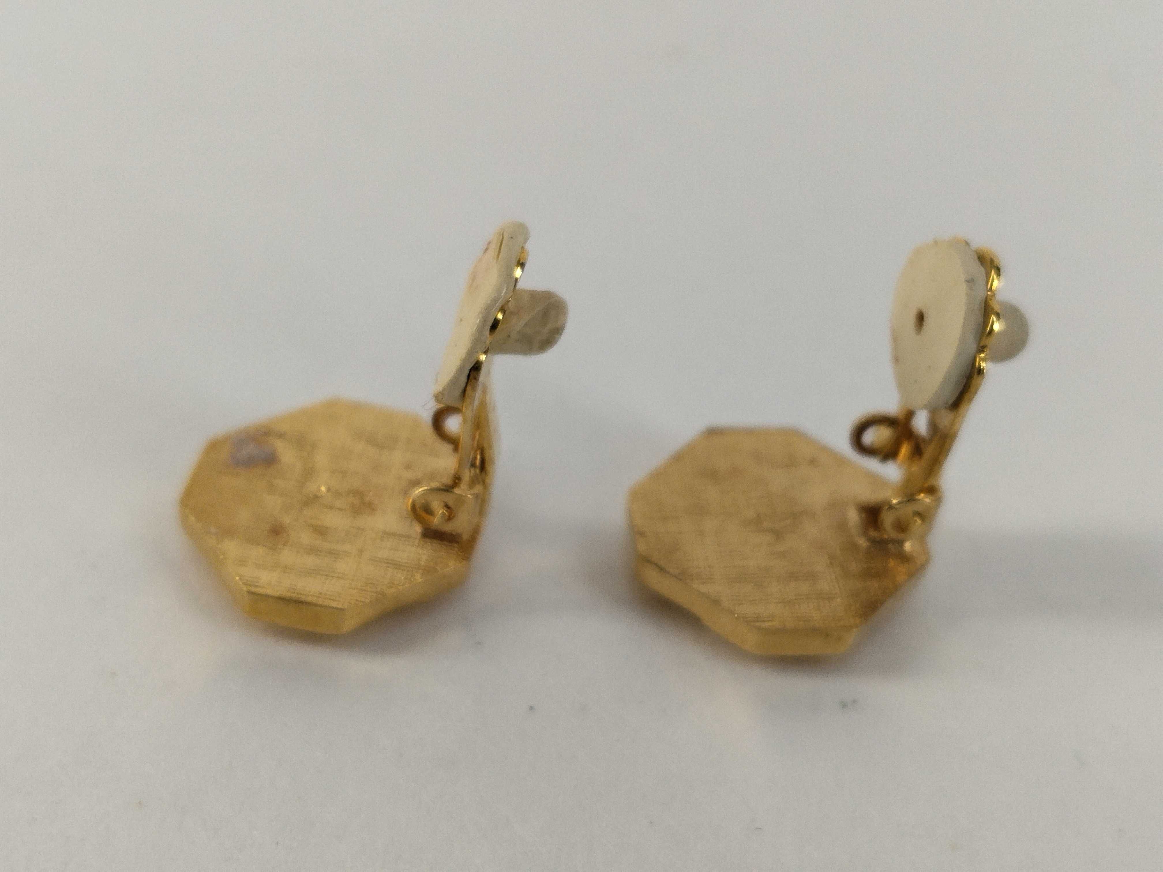 logo Cassandra octagonal black and gold earrings. — view 5