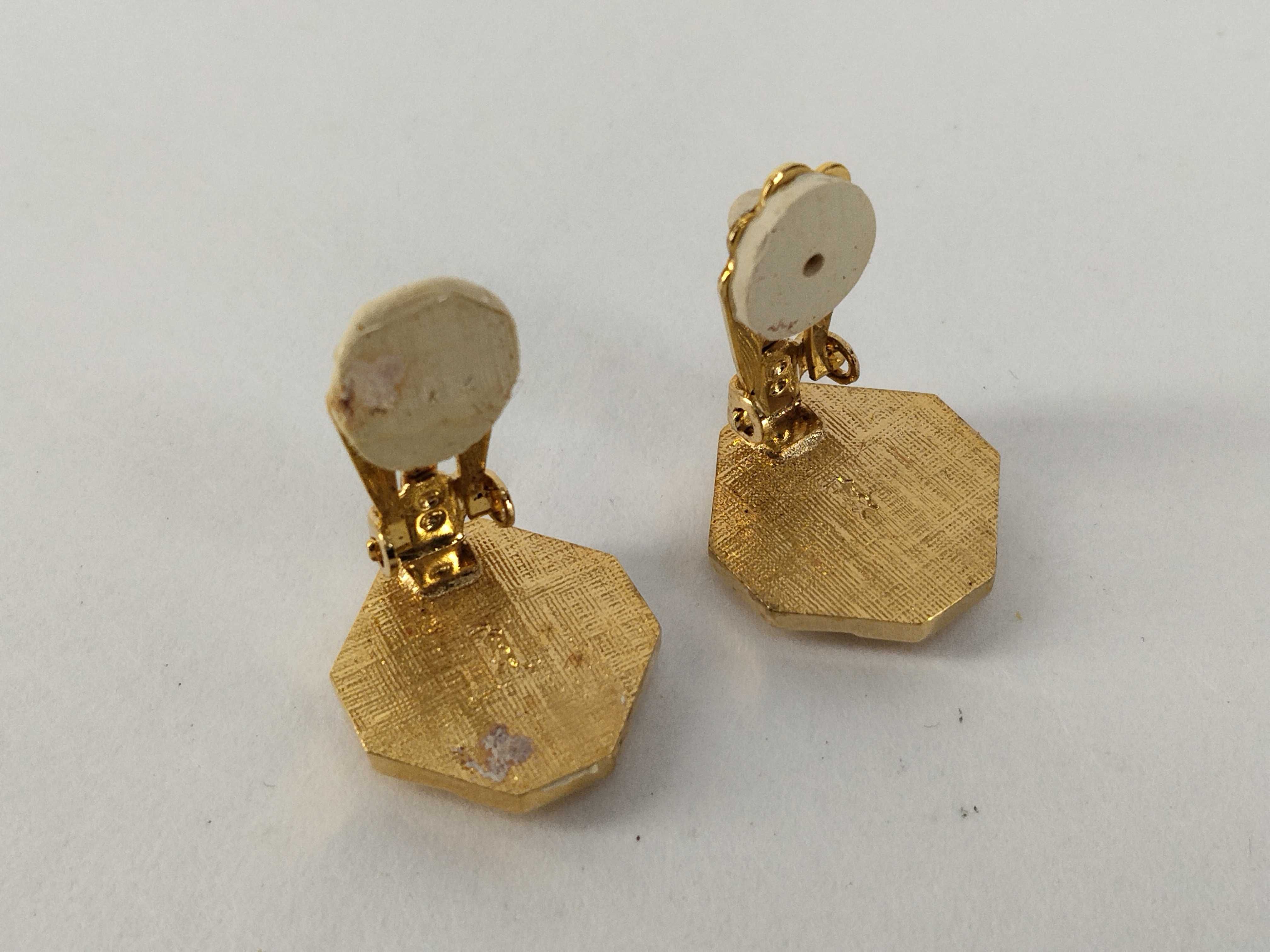 logo Cassandra octagonal black and gold earrings. — view 6