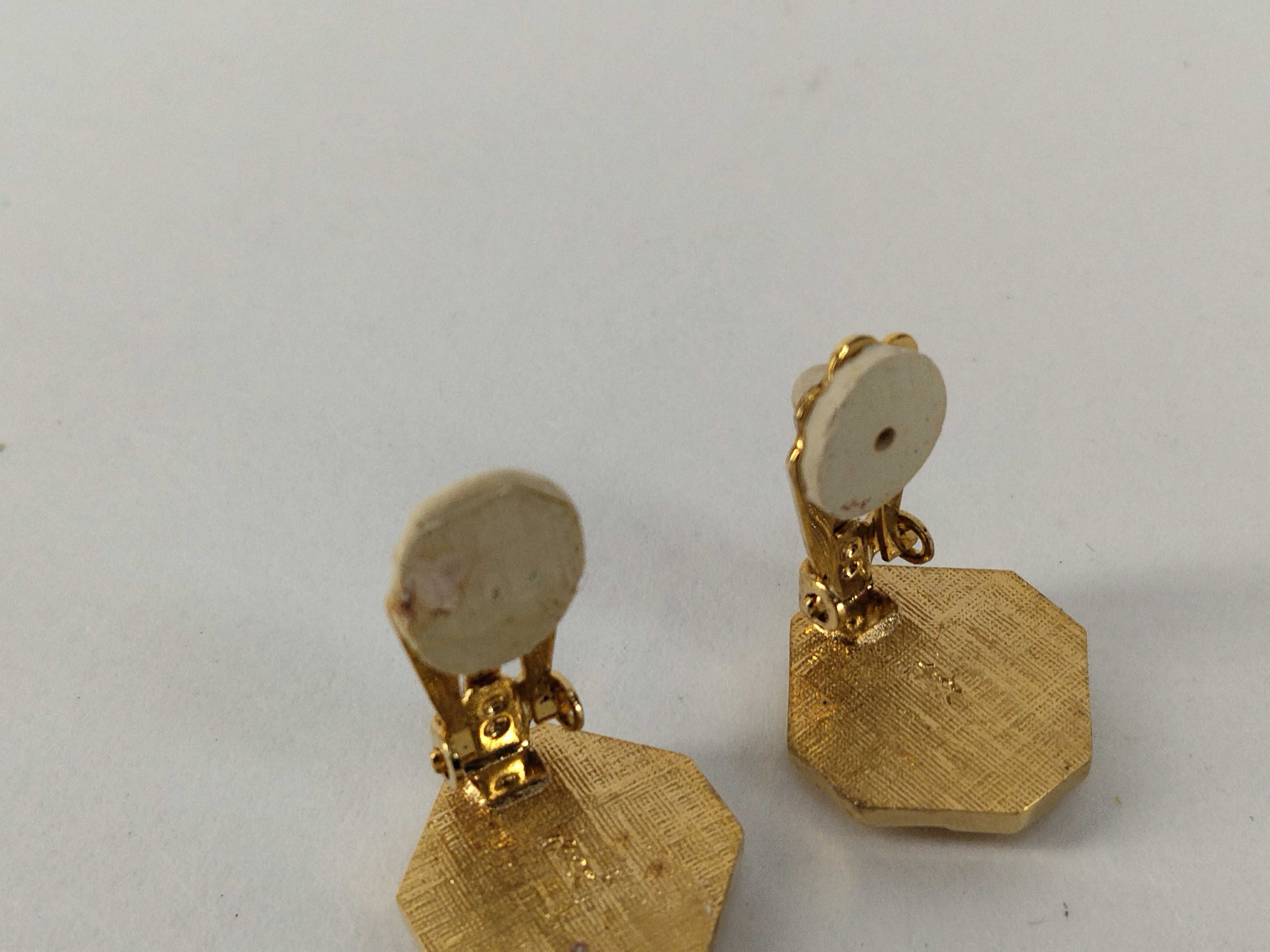 logo Cassandra octagonal black and gold earrings. — view 7