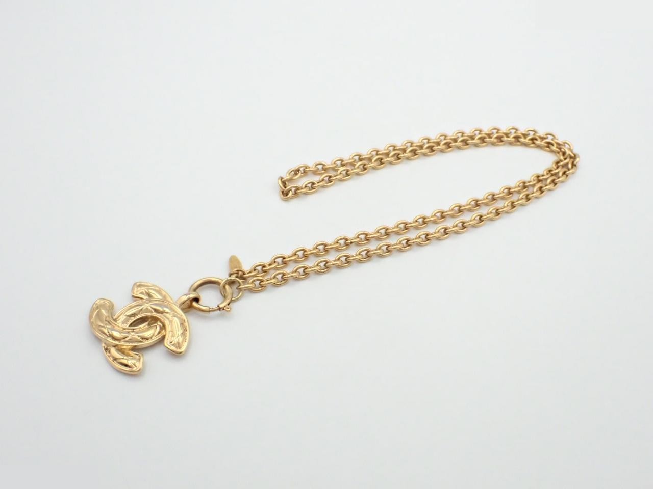 Vintage classic (precious metal) necklace/pendant with original box. — view 3