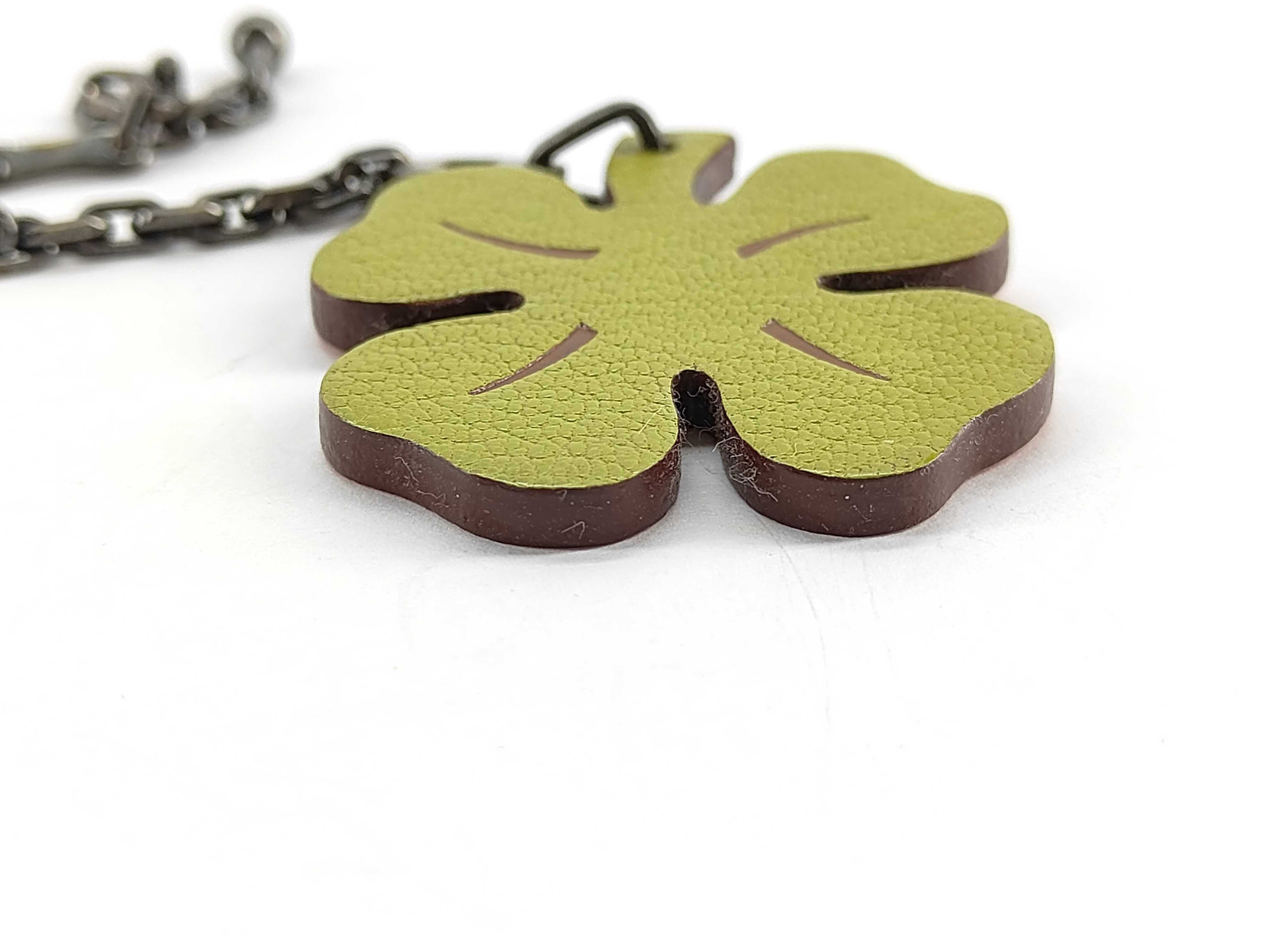 Clover Charm — view 7