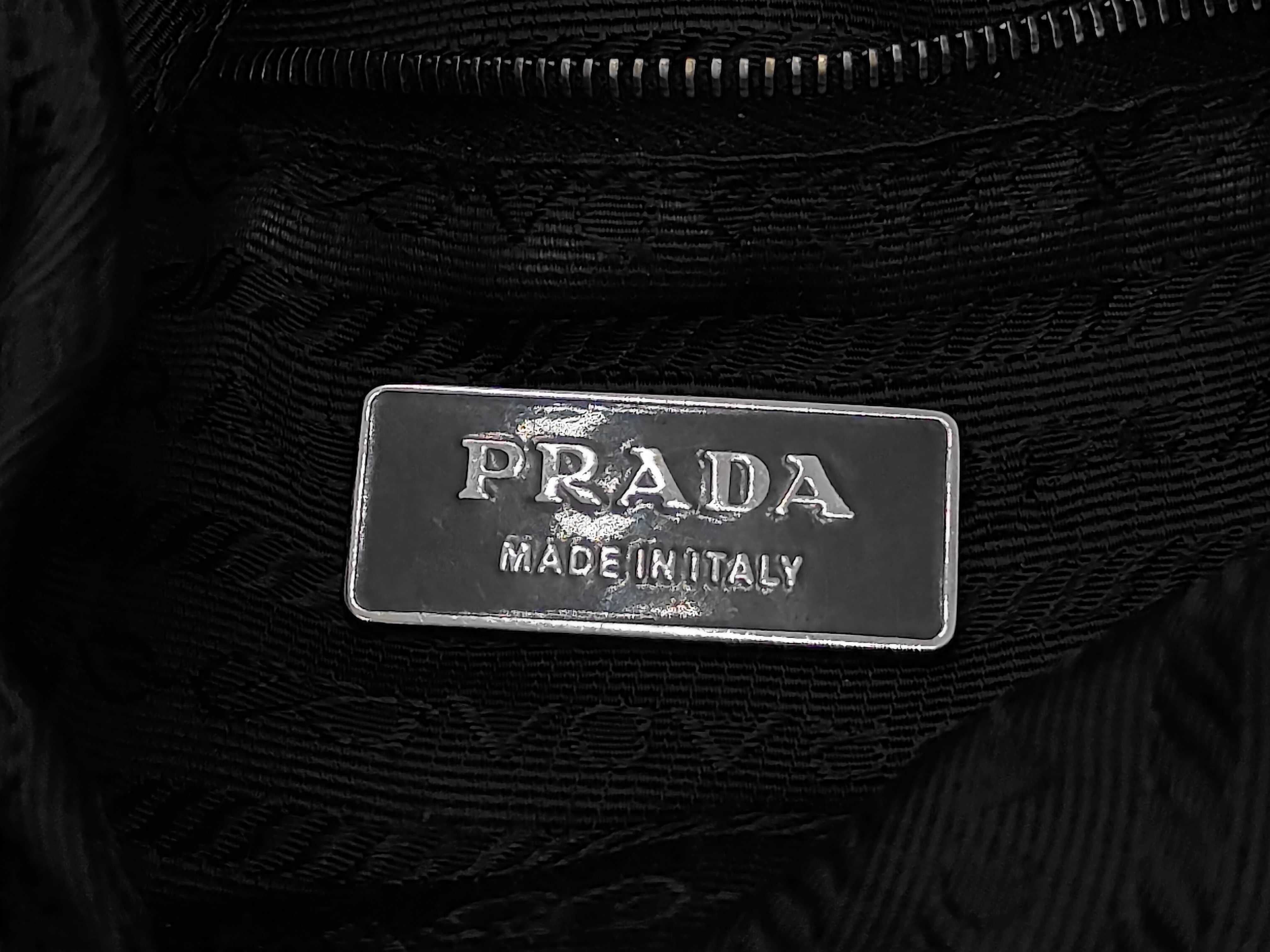 braided one-shoulder bag with triangular logo — view 10