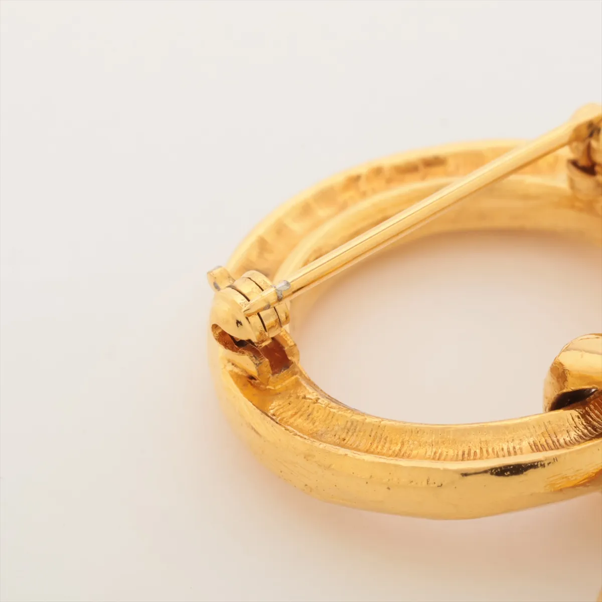 31 RUE CAMBON brooch, GP gold, dents, — view 3