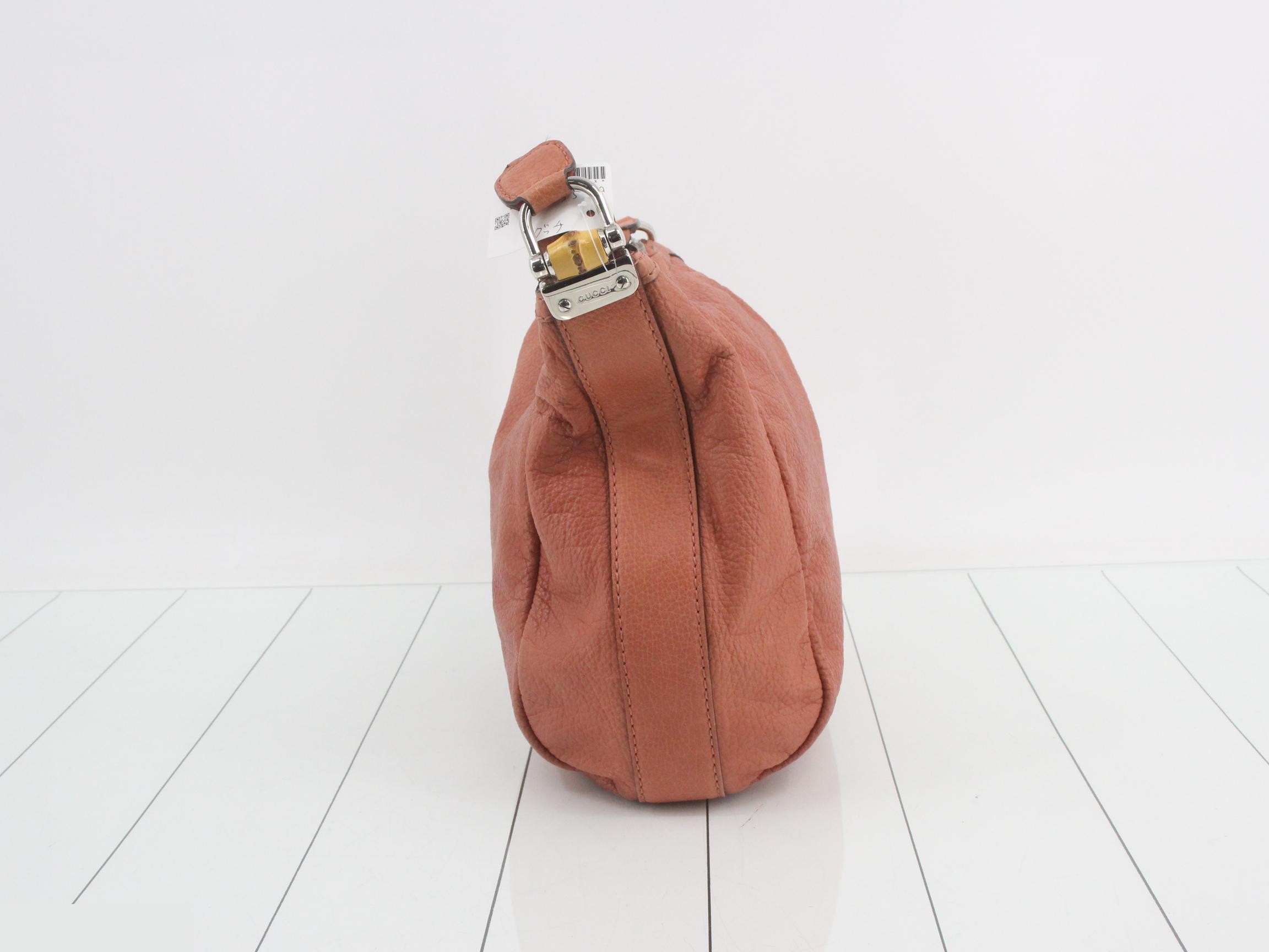 Leather and bamboo braided one-shoulder bag, salmon color. — view 3