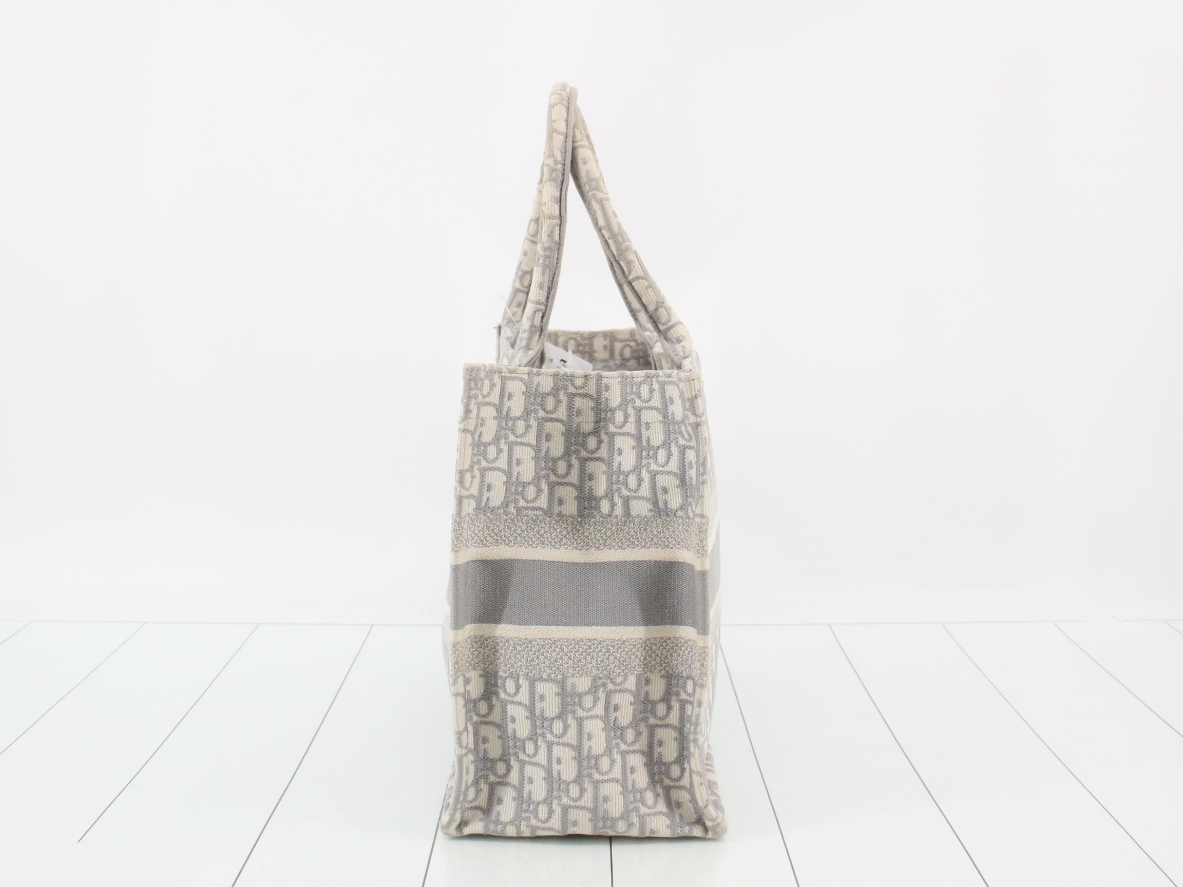 Tote bag, book tote, medium size, ivory/gray tones — view 3