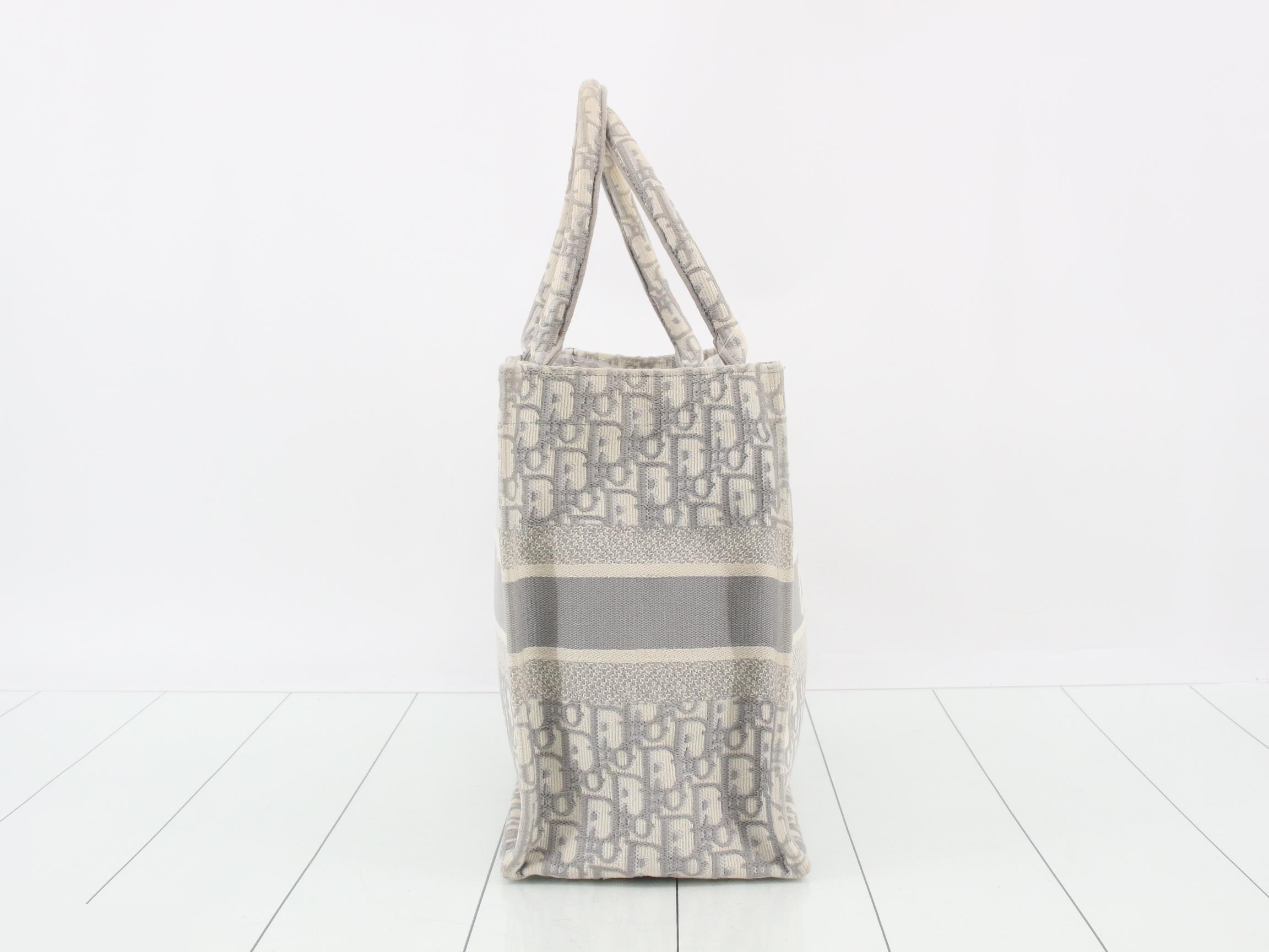 Tote bag, book tote, medium size, ivory/gray tones — view 4