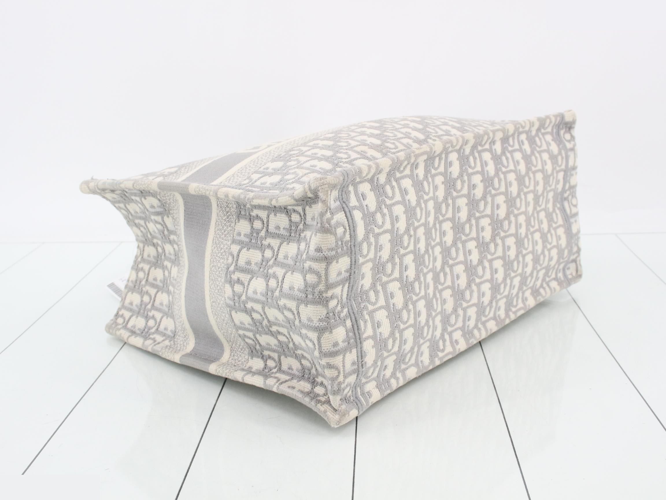 Tote bag, book tote, medium size, ivory/gray tones — view 5