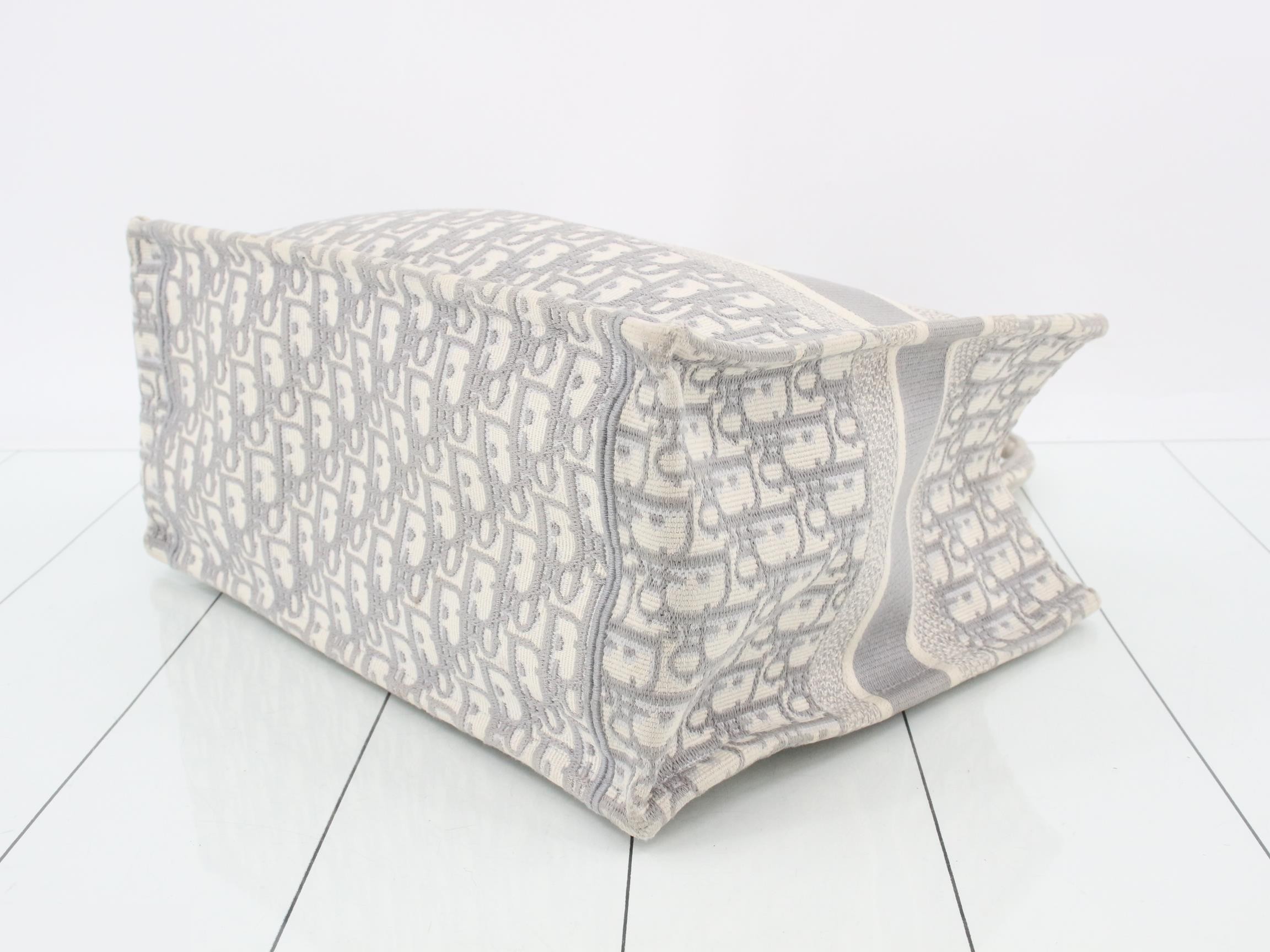Tote bag, book tote, medium size, ivory/gray tones — view 6