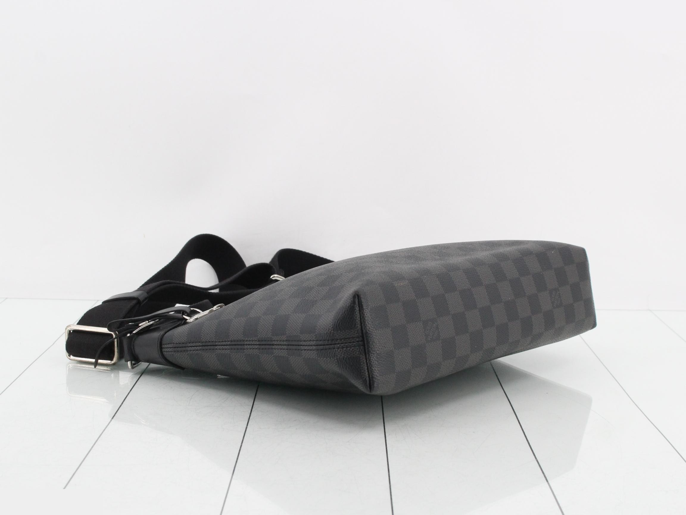 Damier Graphite (Bag) Shoulder Bag — view 5