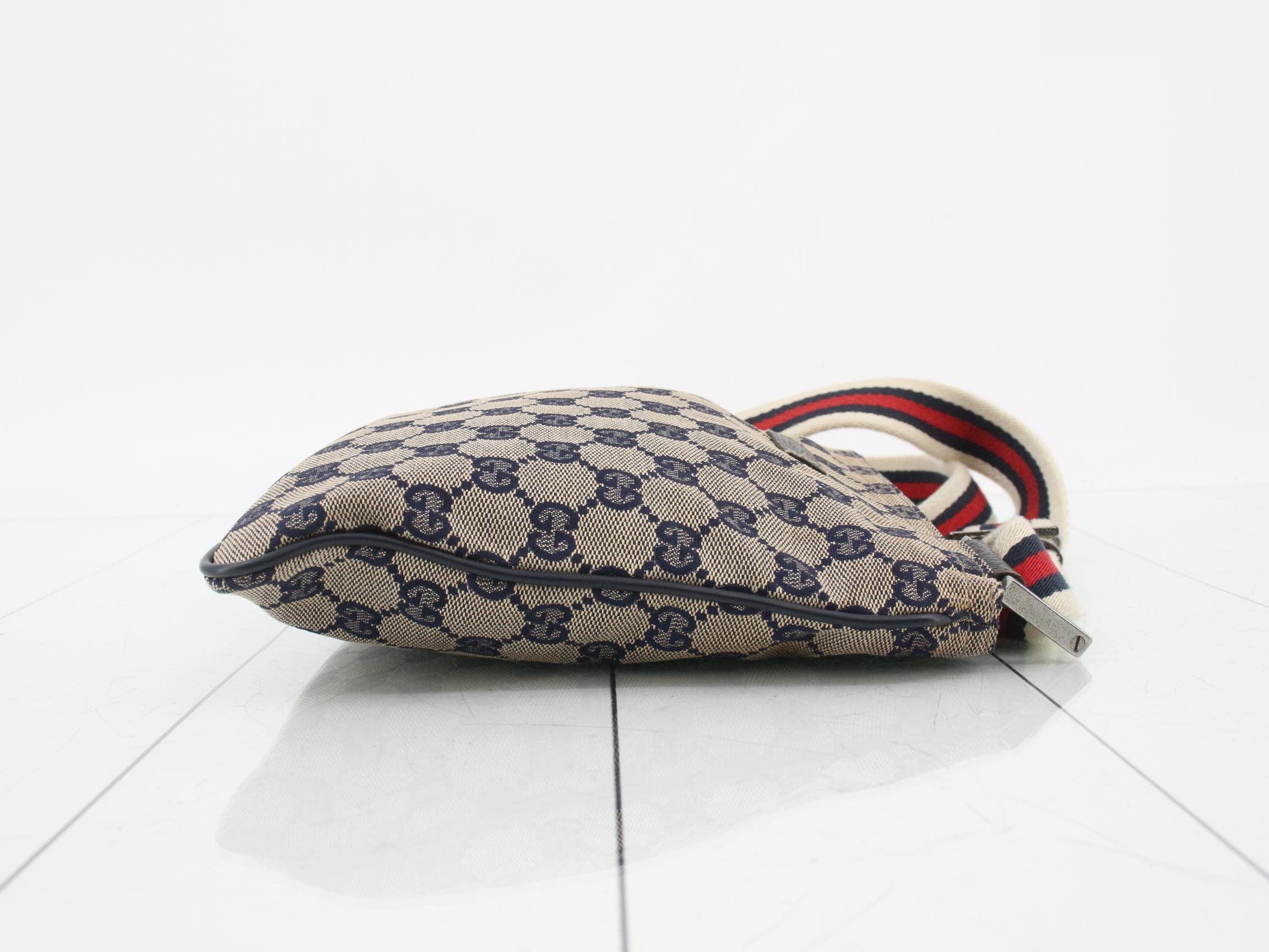 GG Canvas Shoulder Bag — view 3