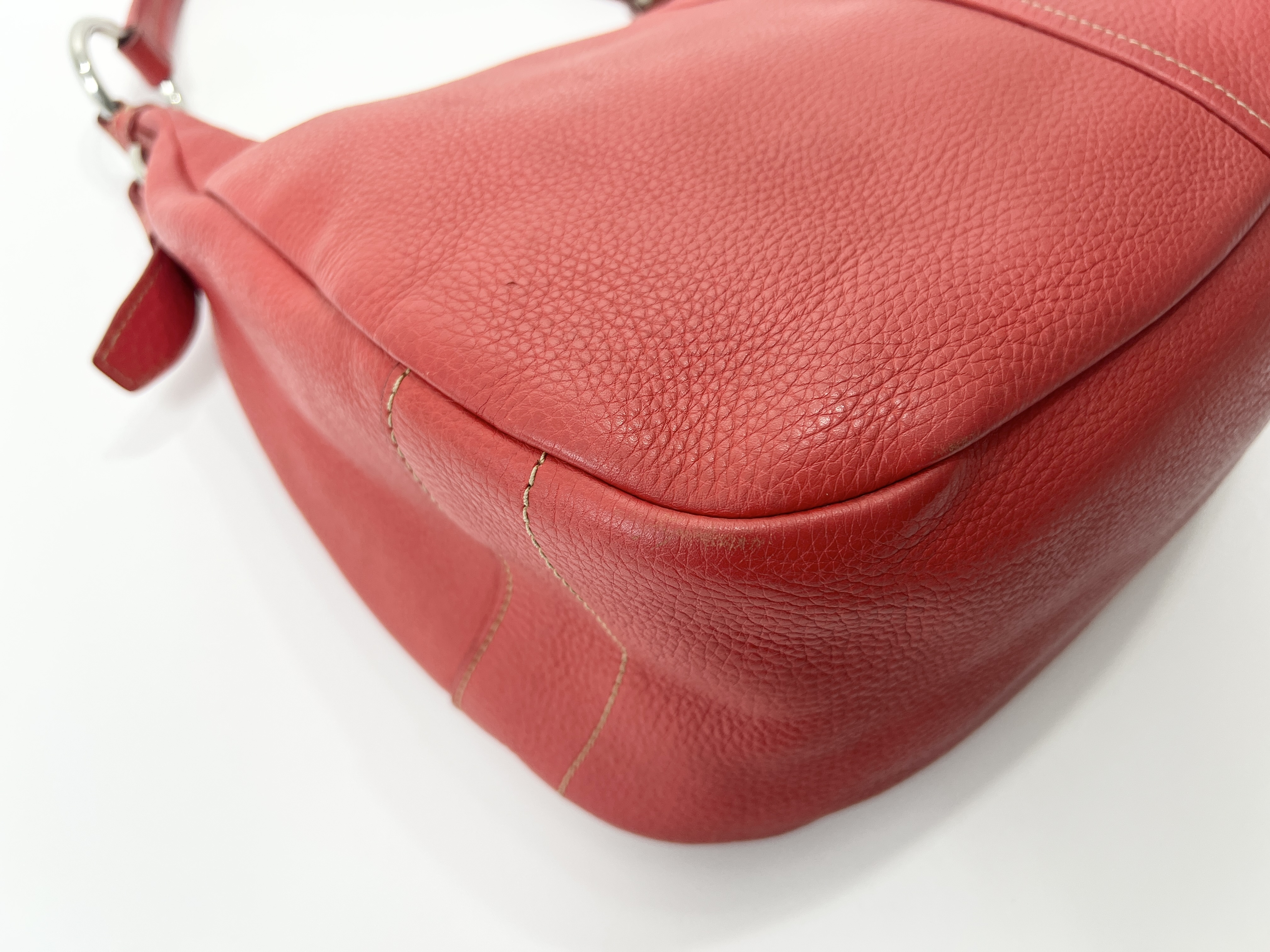 Vitello Daino Leather One-Shoulder Bag — view 11