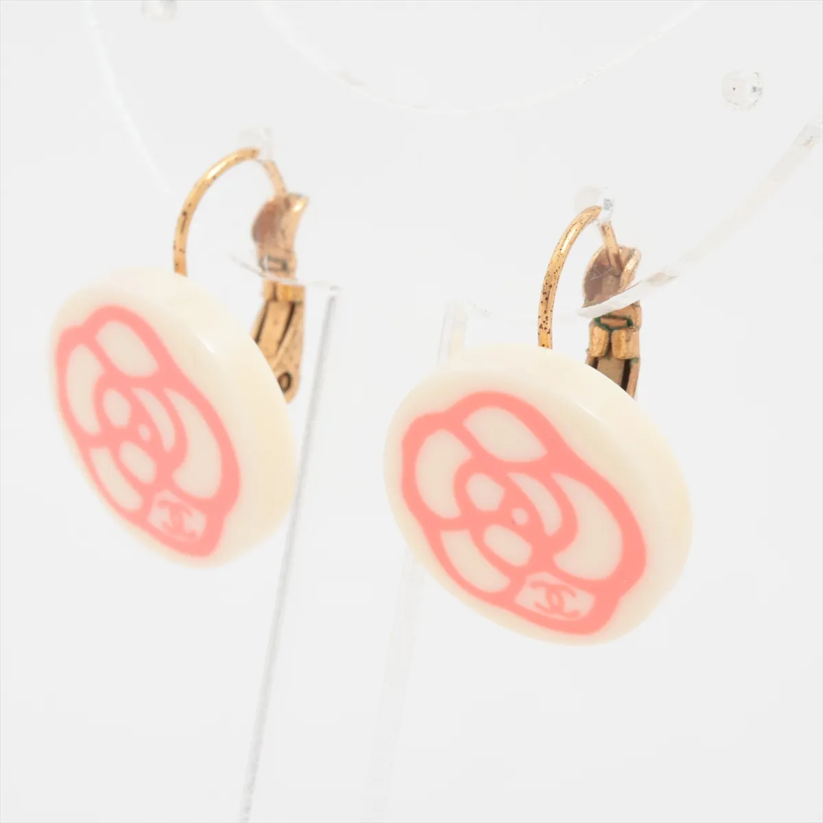 Camellia earrings (for both ears) GP x Resin Gold x White — view 3