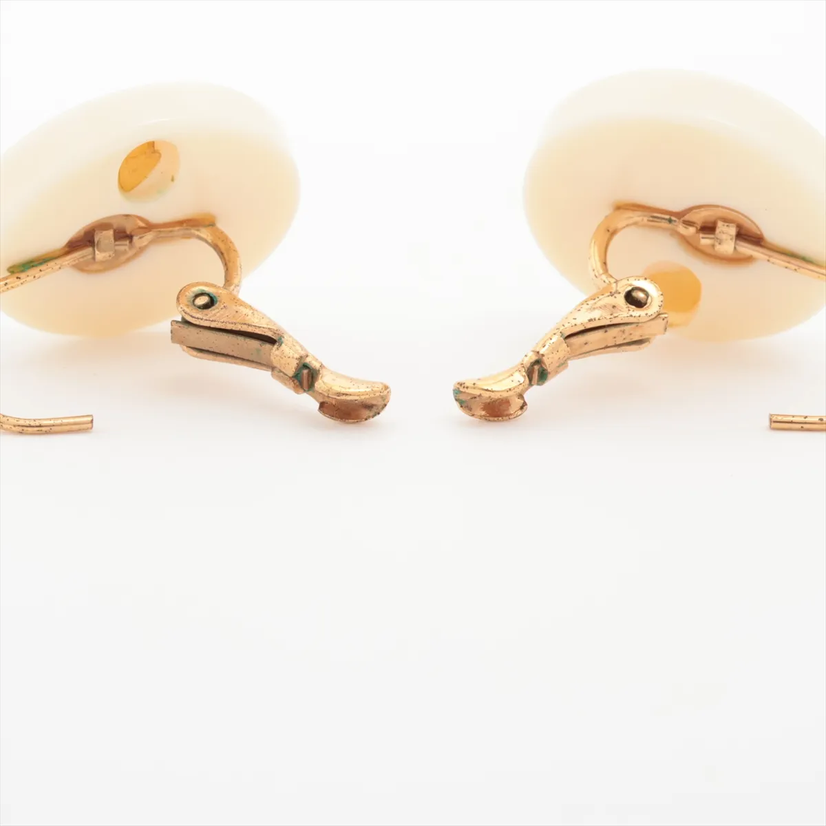 Camellia earrings (for both ears) GP x Resin Gold x White — view 4