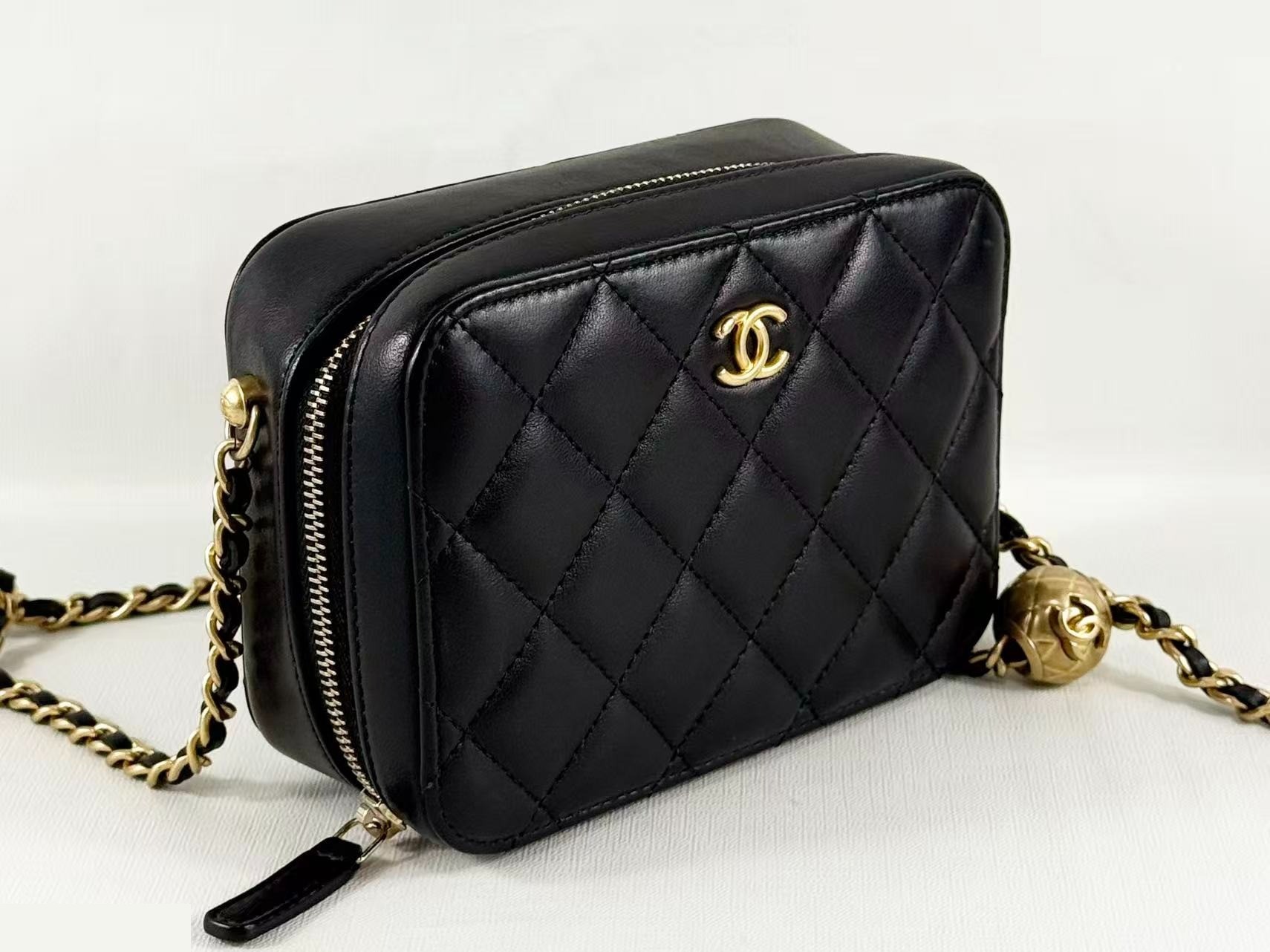 Black Matelassé Crushed Camera Shoulder Bag, W15cm (approx.), Serial Number 31 — view 2