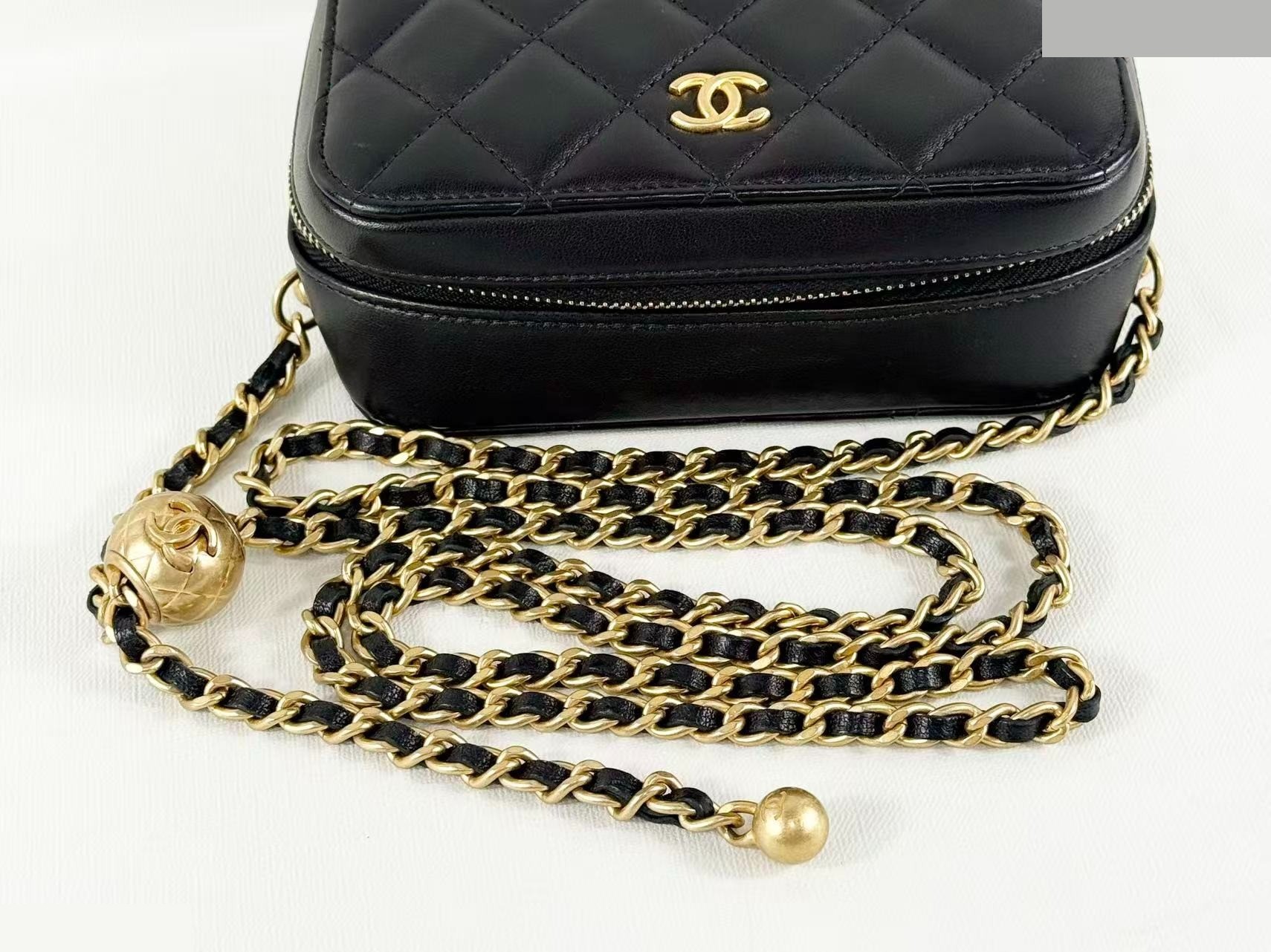 Black Matelassé Crushed Camera Shoulder Bag, W15cm (approx.), Serial Number 31 — view 4