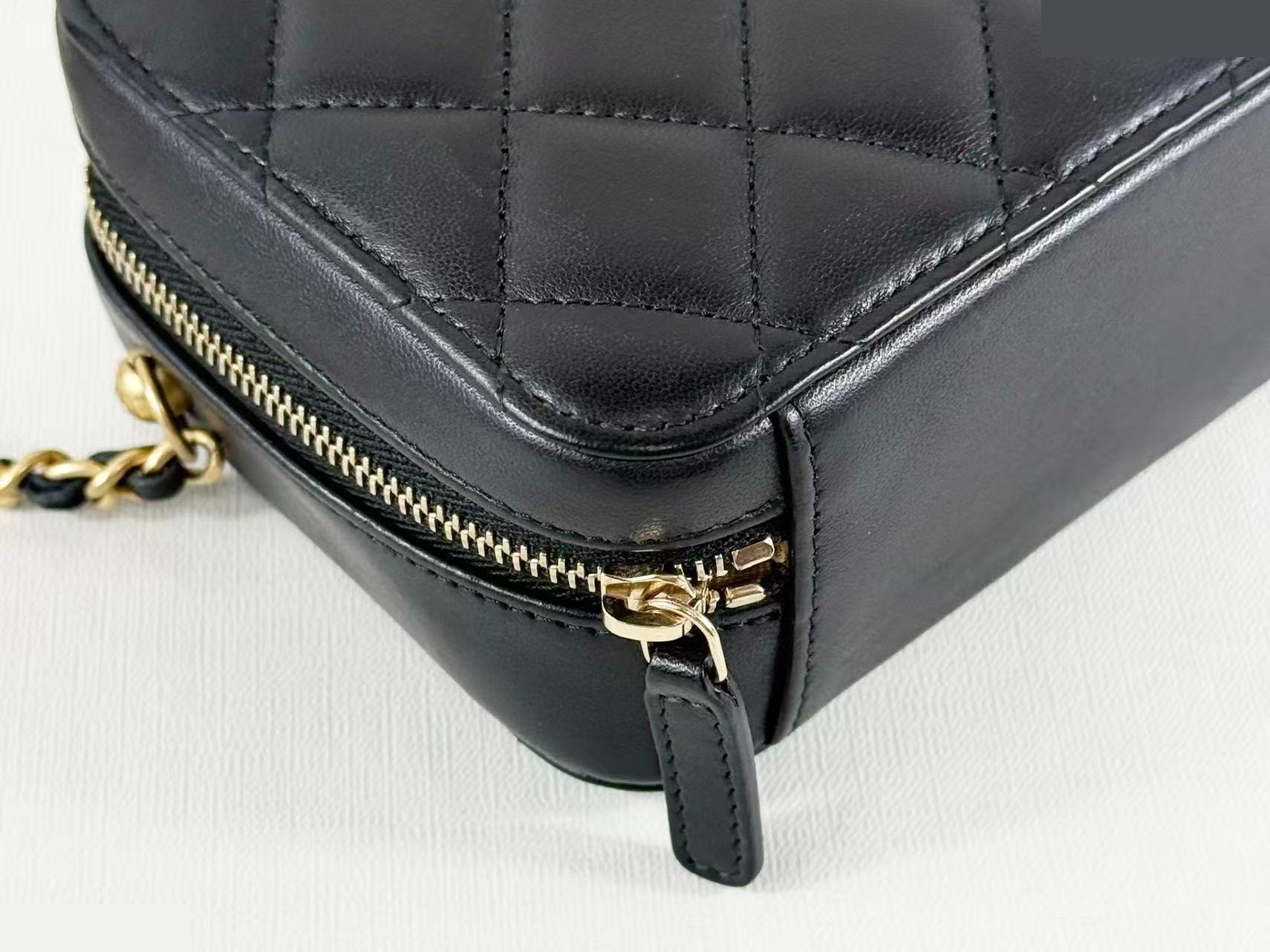 Black Matelassé Crushed Camera Shoulder Bag, W15cm (approx.), Serial Number 31 — view 5