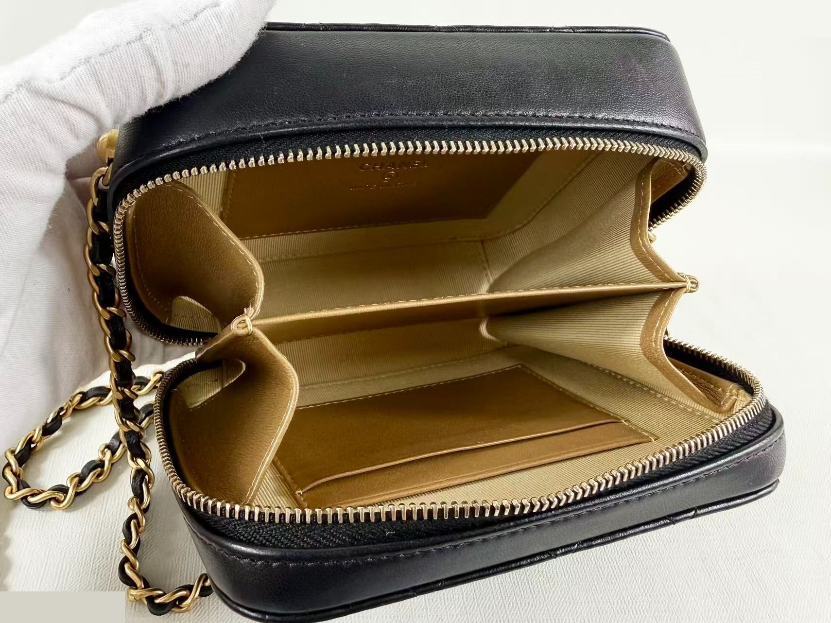 Black Matelassé Crushed Camera Shoulder Bag, W15cm (approx.), Serial Number 31 — view 9