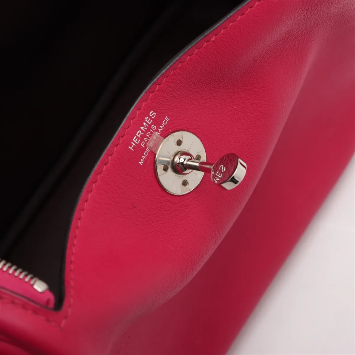 [Individually packaged] Hermes Lindy Mini 20 Verso Veau Swift Framboise x Chocolat Silver Hardware Z: 2021 — view 13