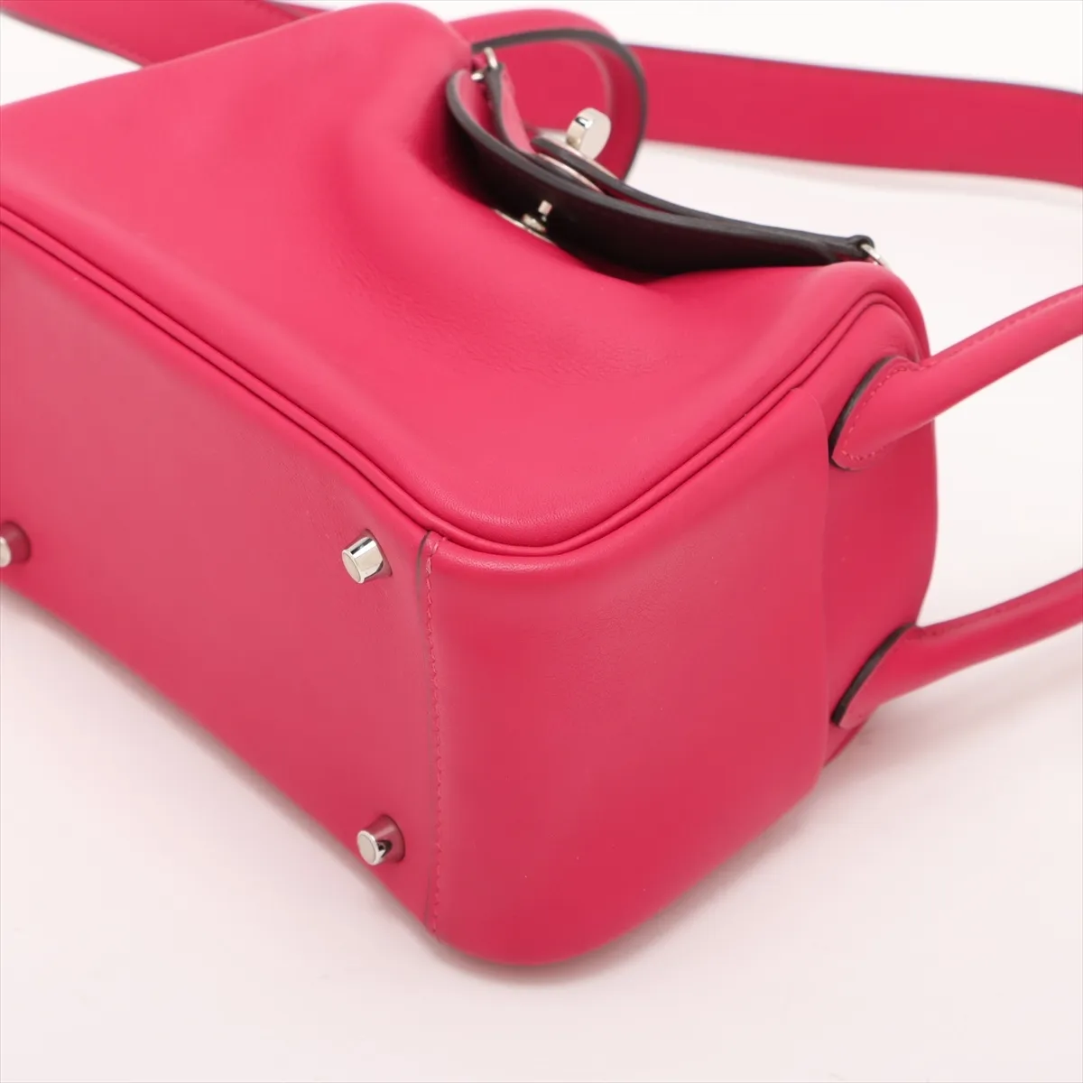 [Individually packaged] Hermes Lindy Mini 20 Verso Veau Swift Framboise x Chocolat Silver Hardware Z: 2021 — view 3