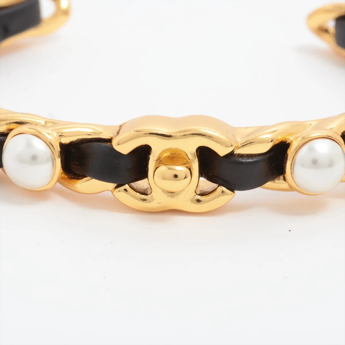 Coco Mark Turnlock Bangle M GP x Faux Pearl x Leather Gold x Black — view 3
