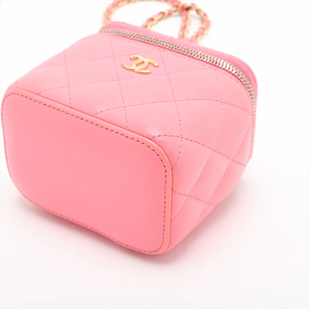 Matelassé Lambskin Chain Shoulder Bag Vanity Case Pink Gold Hardware 32038151 Serial Number 32 — view 3