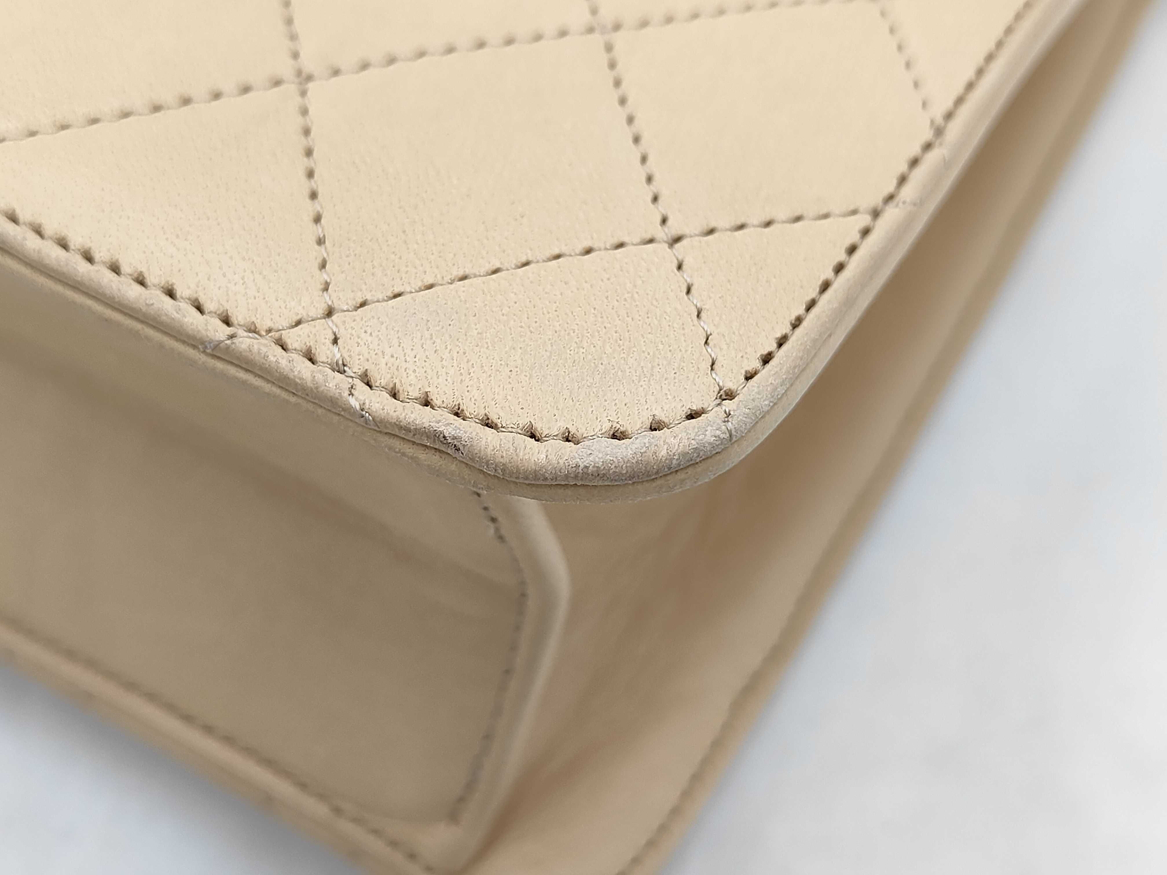 Matelassé Push-Lock Beige Shoulder Bag — view 5