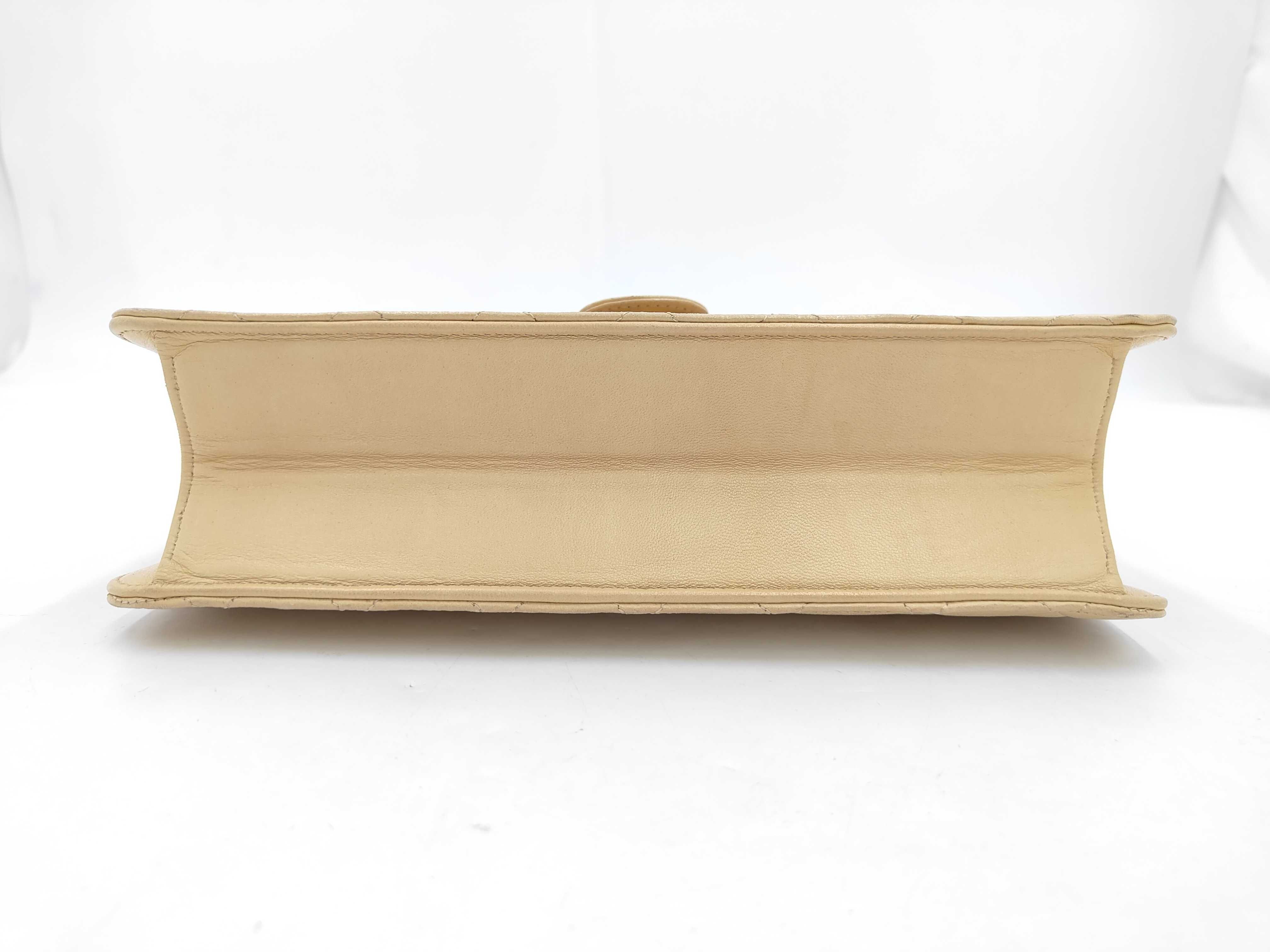 Matelassé Push-Lock Beige Shoulder Bag — view 6