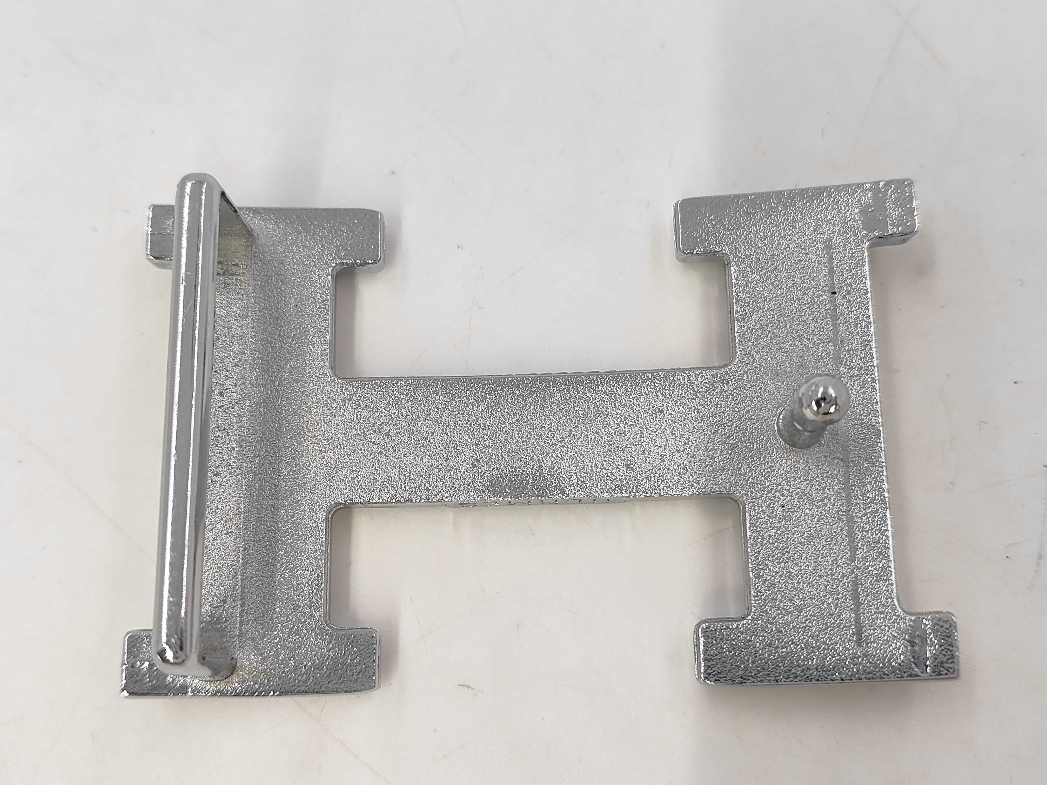 H-shaped belt buckle and other accessories — view 2