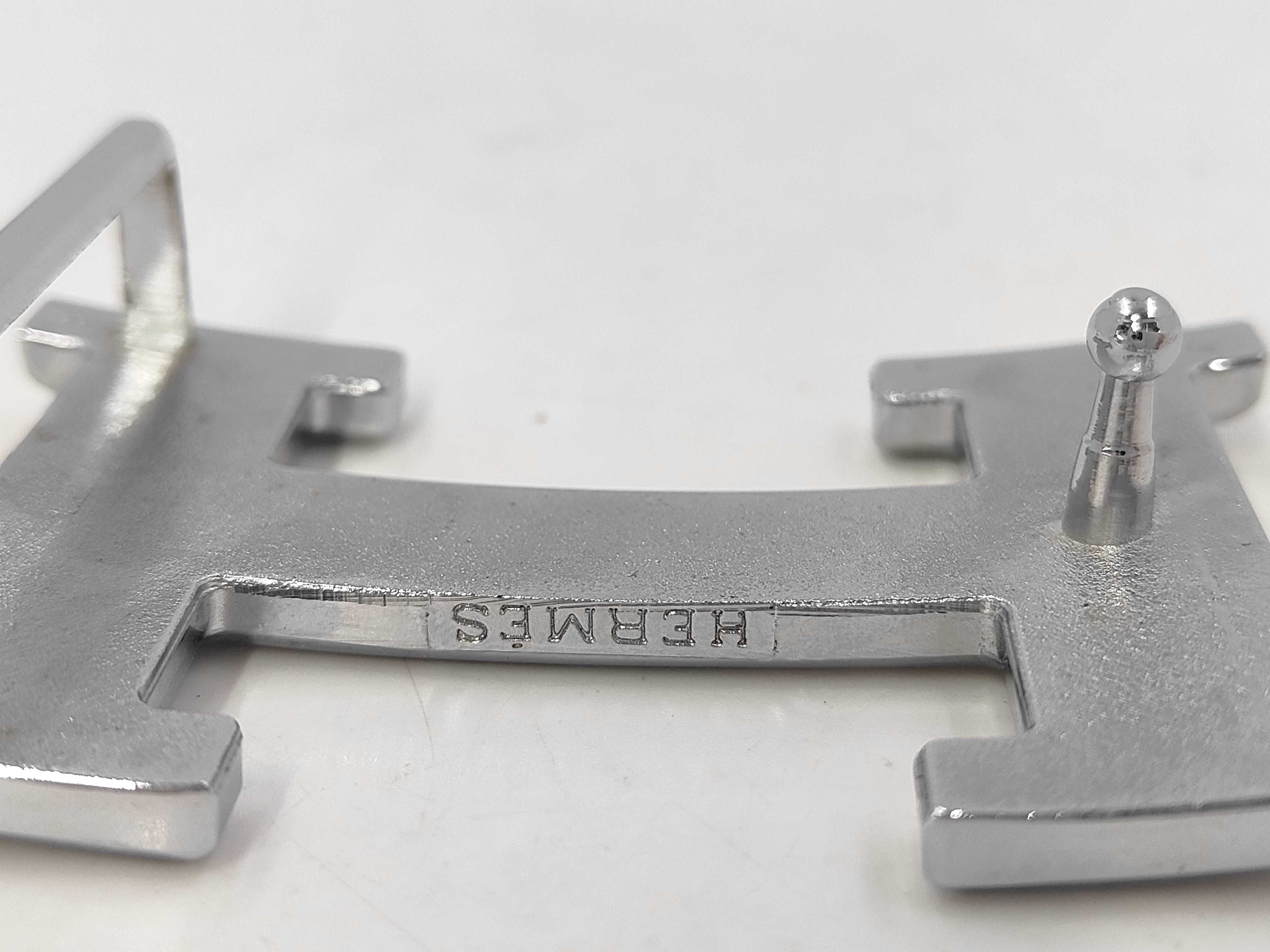 H-shaped belt buckle and other accessories — view 3