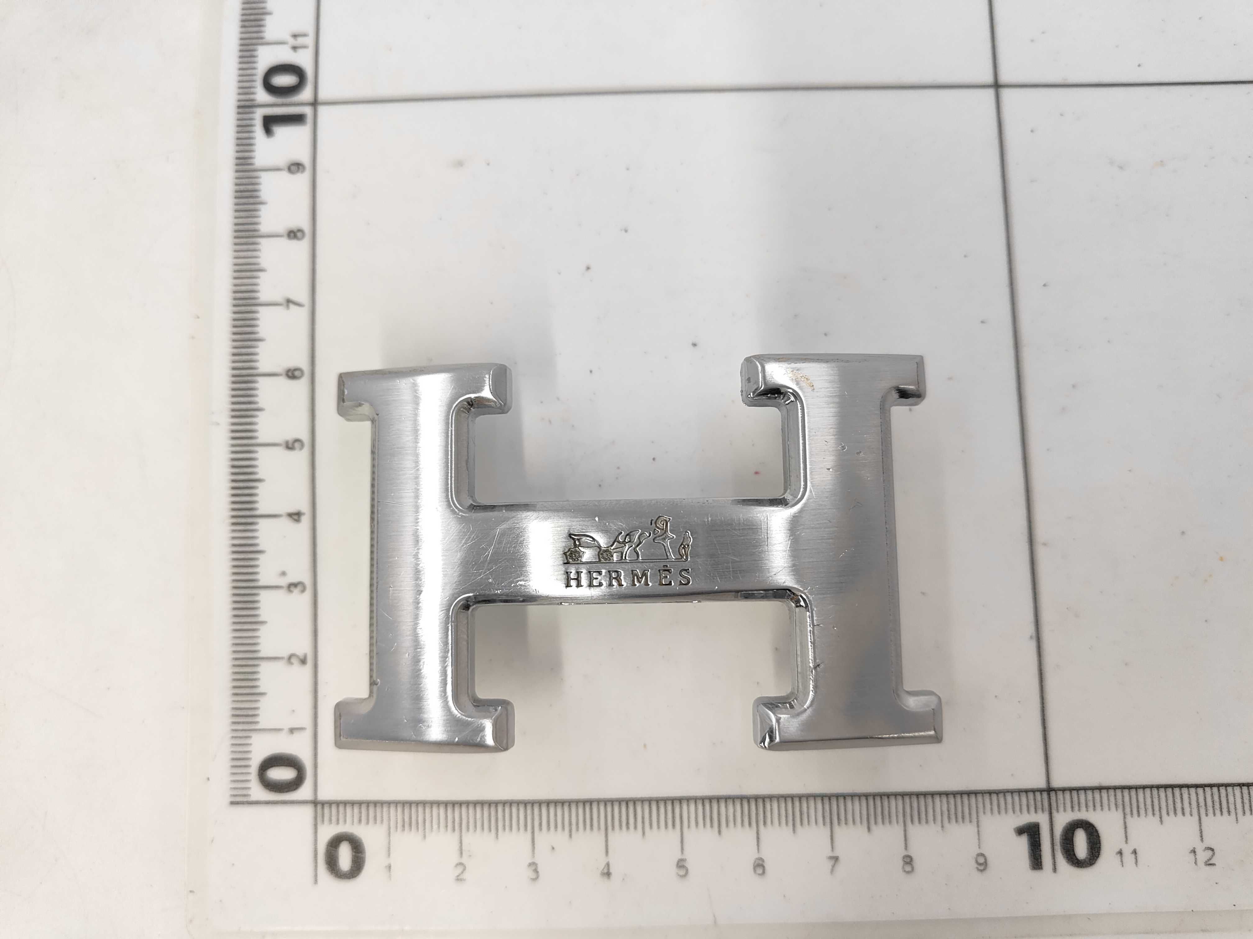 H-shaped belt buckle and other accessories — view 4